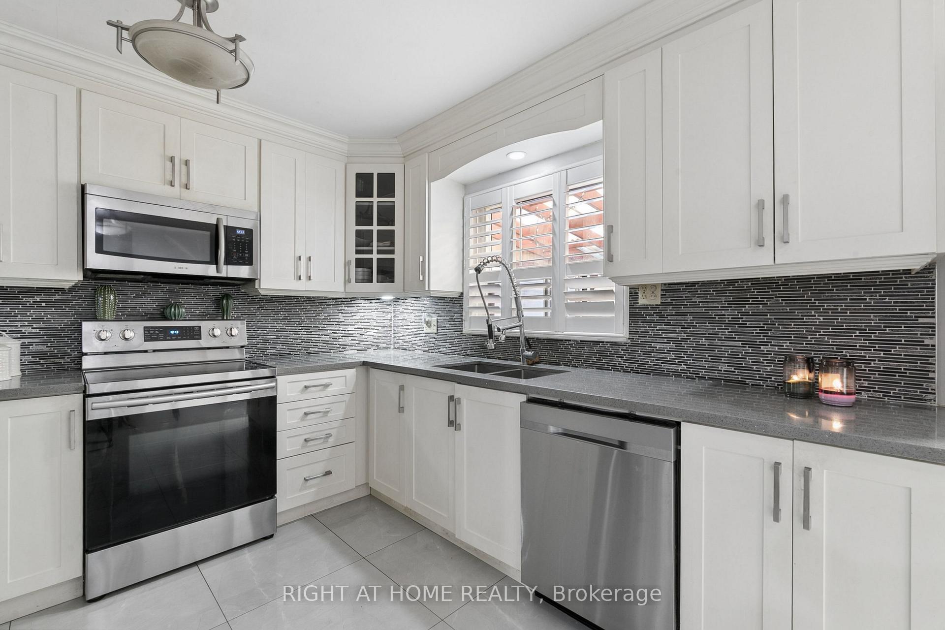 Photo 8 of 2260 Wiseman Court, Mississauga, Clarkson — HOMEH