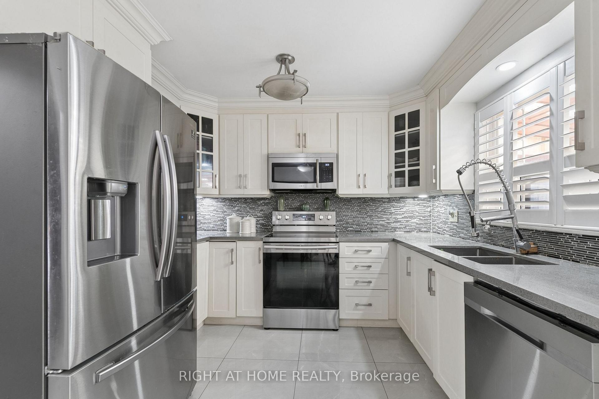 Photo 9 of 2260 Wiseman Court, Mississauga, Clarkson — HOMEH