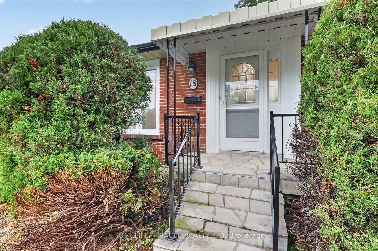 Photo 4 of 18 Elderfield Crescent, Etobicoke, Etobicoke West Mall — HOMEH