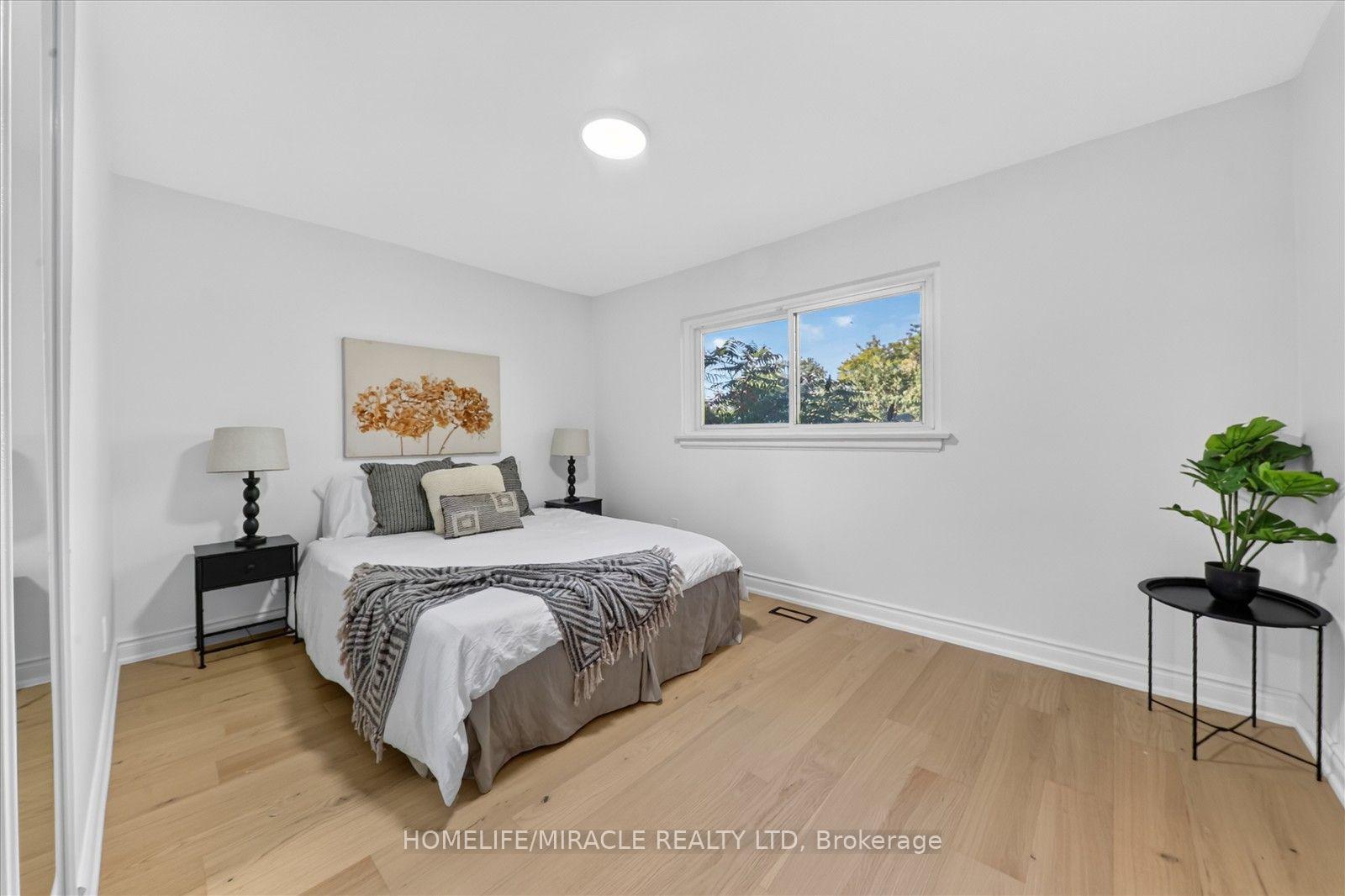Photo 23 of 18 Elderfield Crescent, Etobicoke, Etobicoke West Mall — HOMEH