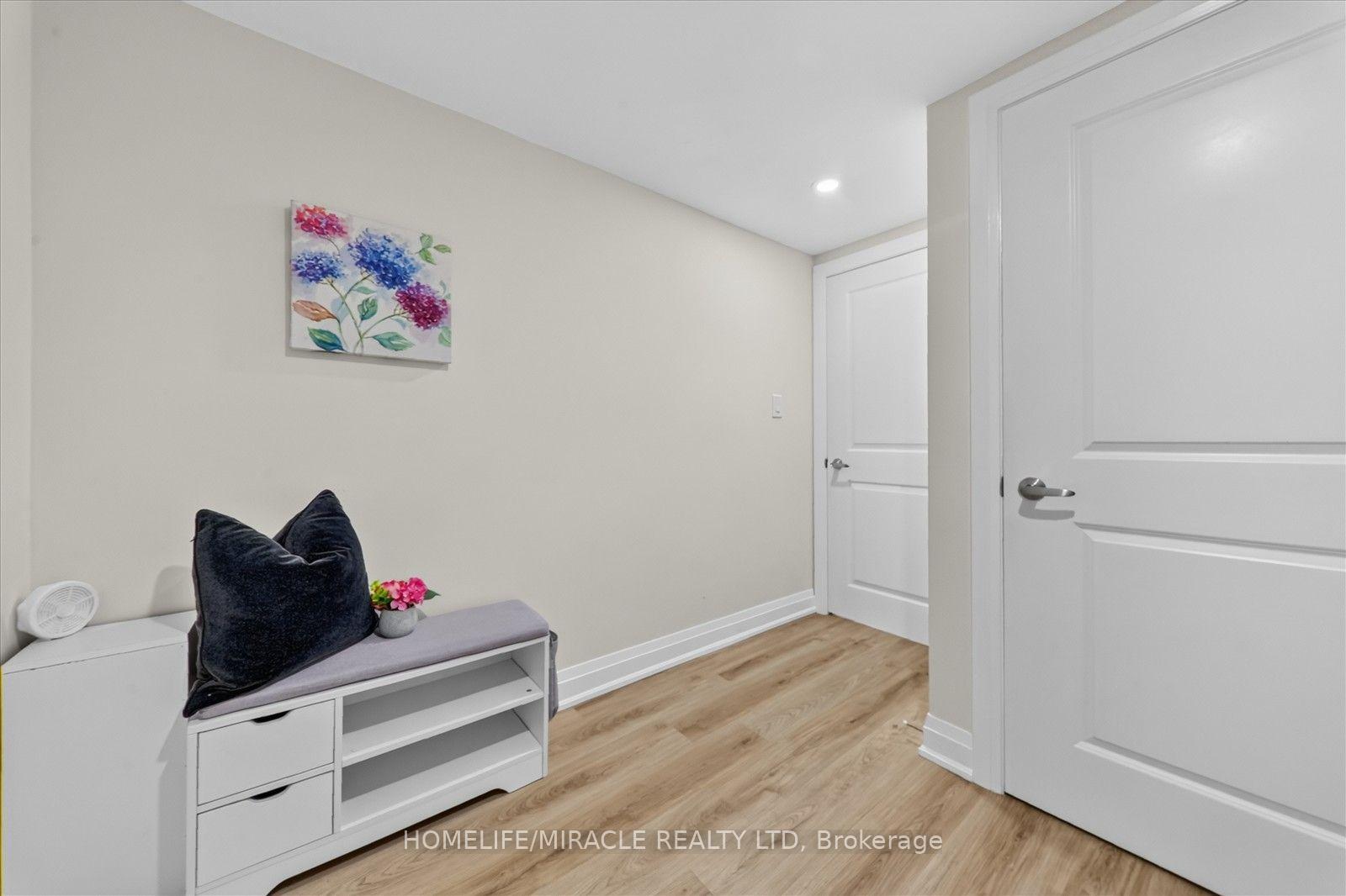 Photo 26 of 18 Elderfield Crescent, Etobicoke, Etobicoke West Mall — HOMEH