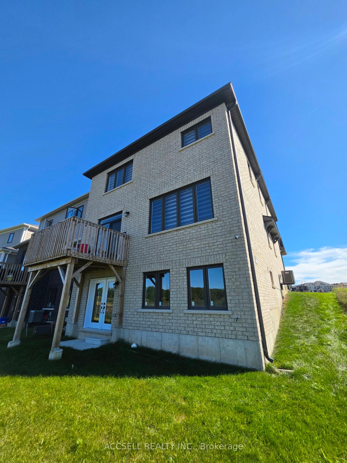 Photo 24 of 92 Hawick Crescent, Haldimand — HOMEH