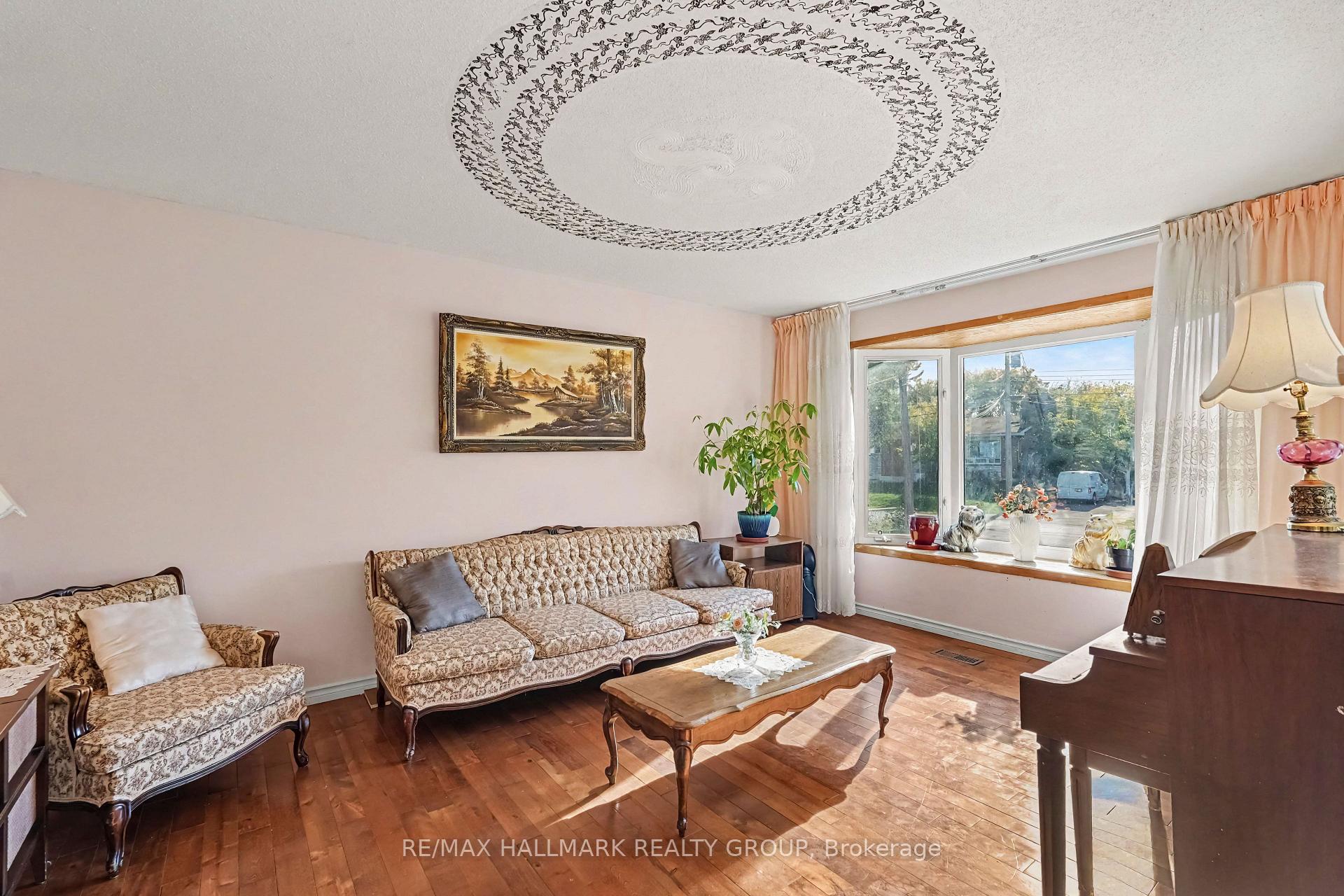Photo 5 of 1054 Cholette Crescent, Ottawa, Convent Glen South — HOMEH