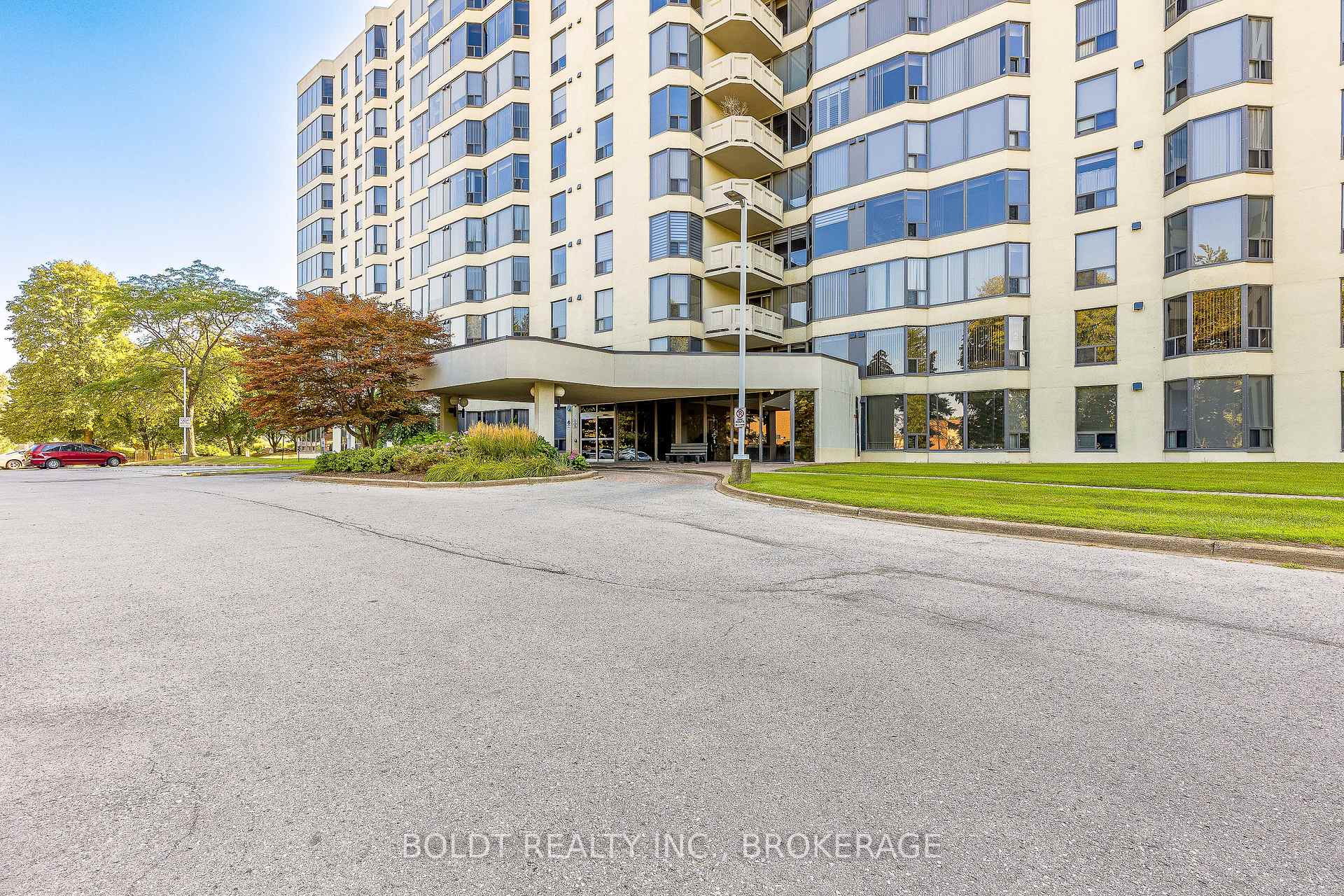 Photo 3 of Unit 812, 81 Scott Street, St. Catharines, Lakeport — HOMEH