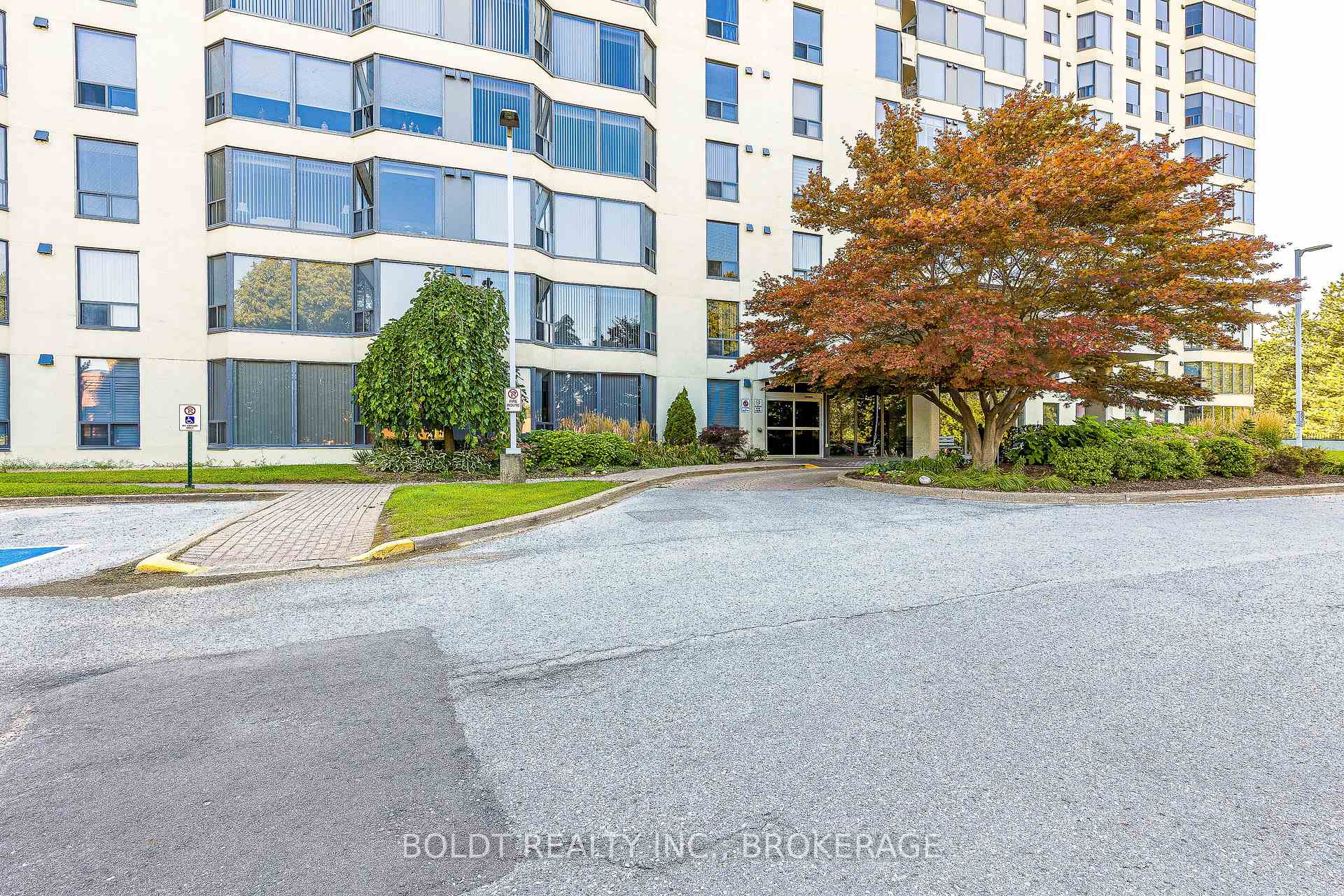 Photo 4 of Unit 812, 81 Scott Street, St. Catharines, Lakeport — HOMEH