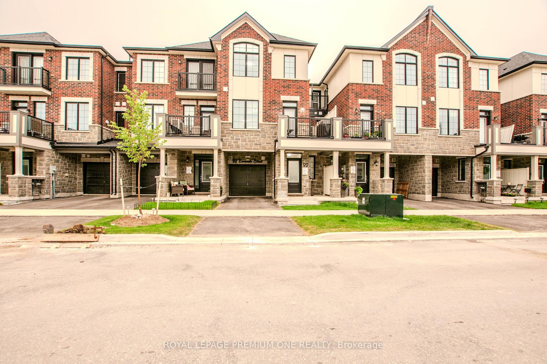 Photo 2 of 92 Ennerdale Street, Barrie, Rural Barrie Southwest — HOMEH