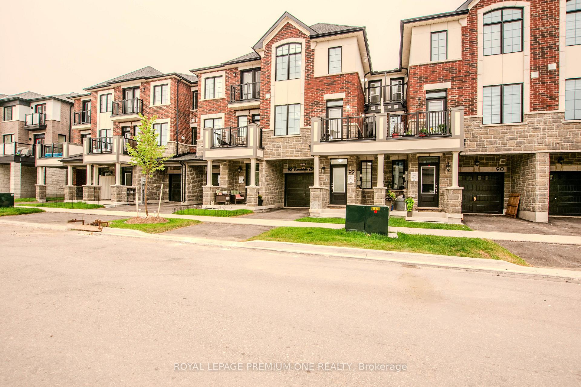 Photo 3 of 92 Ennerdale Street, Barrie, Rural Barrie Southwest — HOMEH