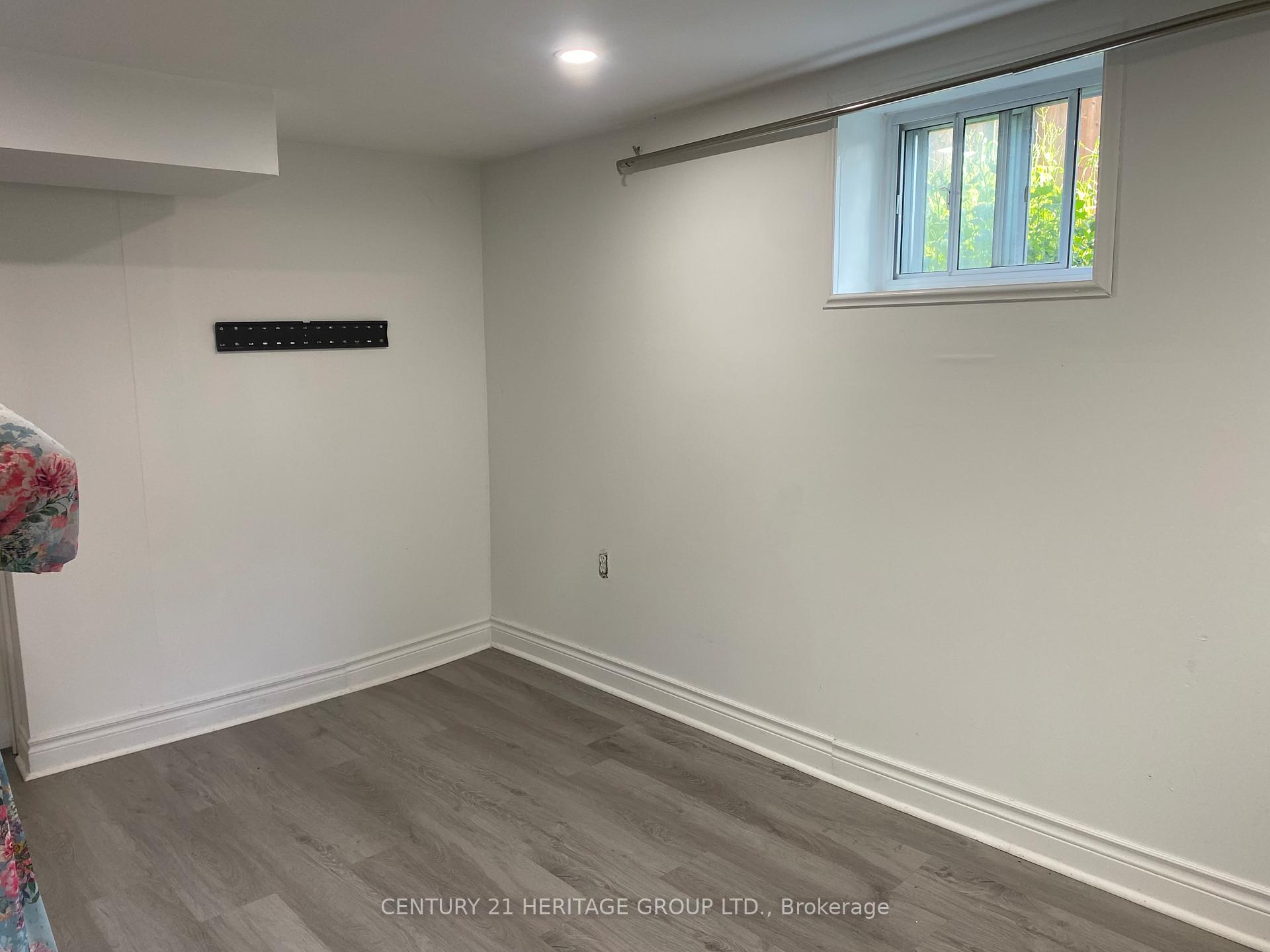 Photo 3 of 28 Shirley Crescent, Scarborough, Scarborough Village — HOMEH