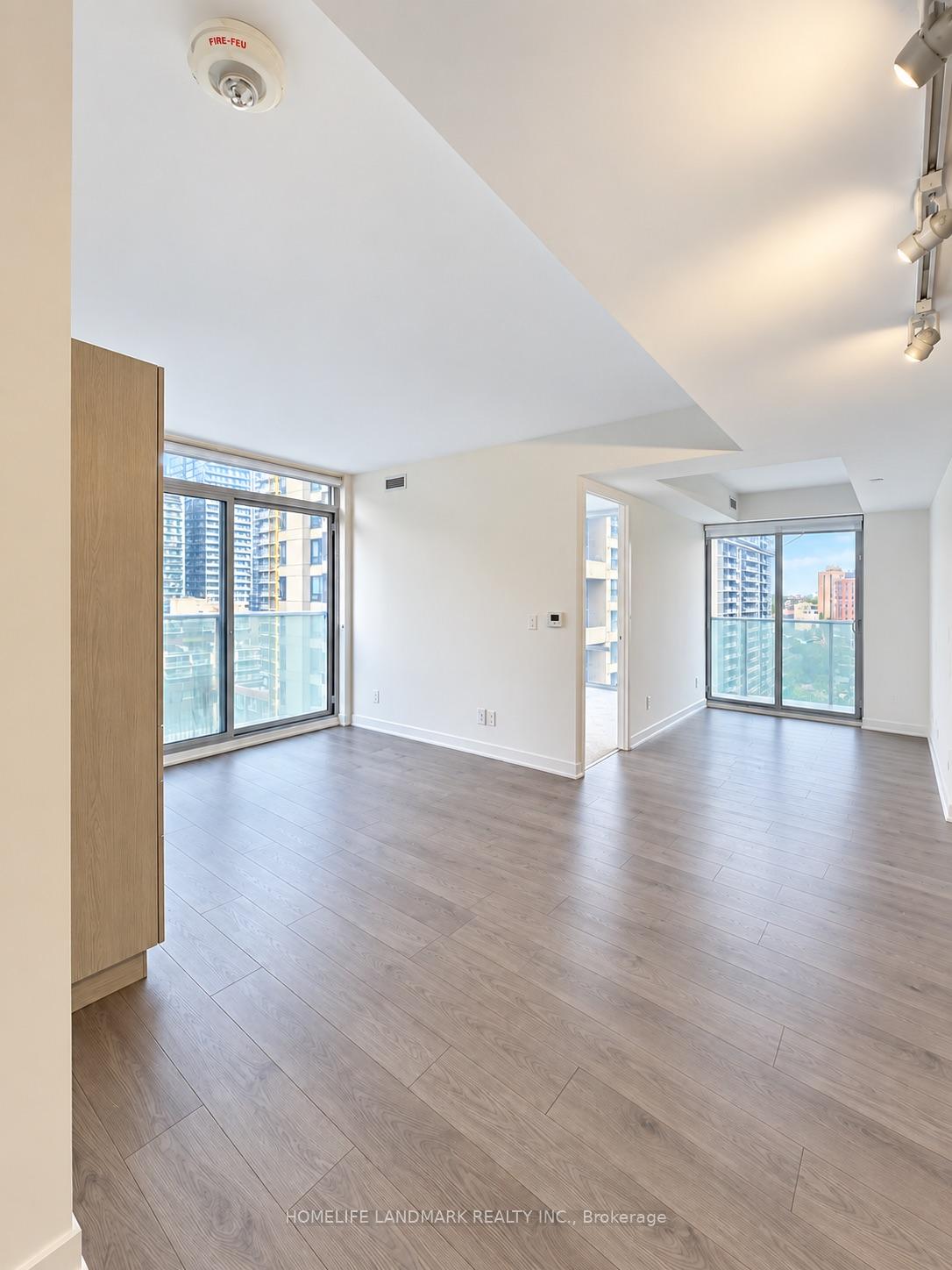 Photo of Unit 905, 501 Yonge Street