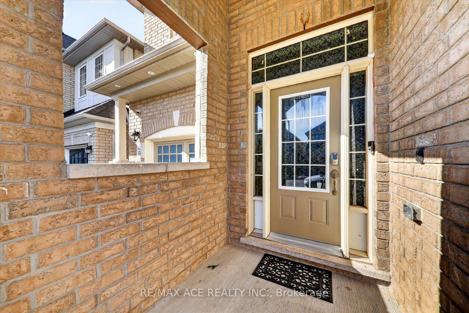 Photo 5 of 39 Skelton Crescent, Ajax, Central East — HOMEH