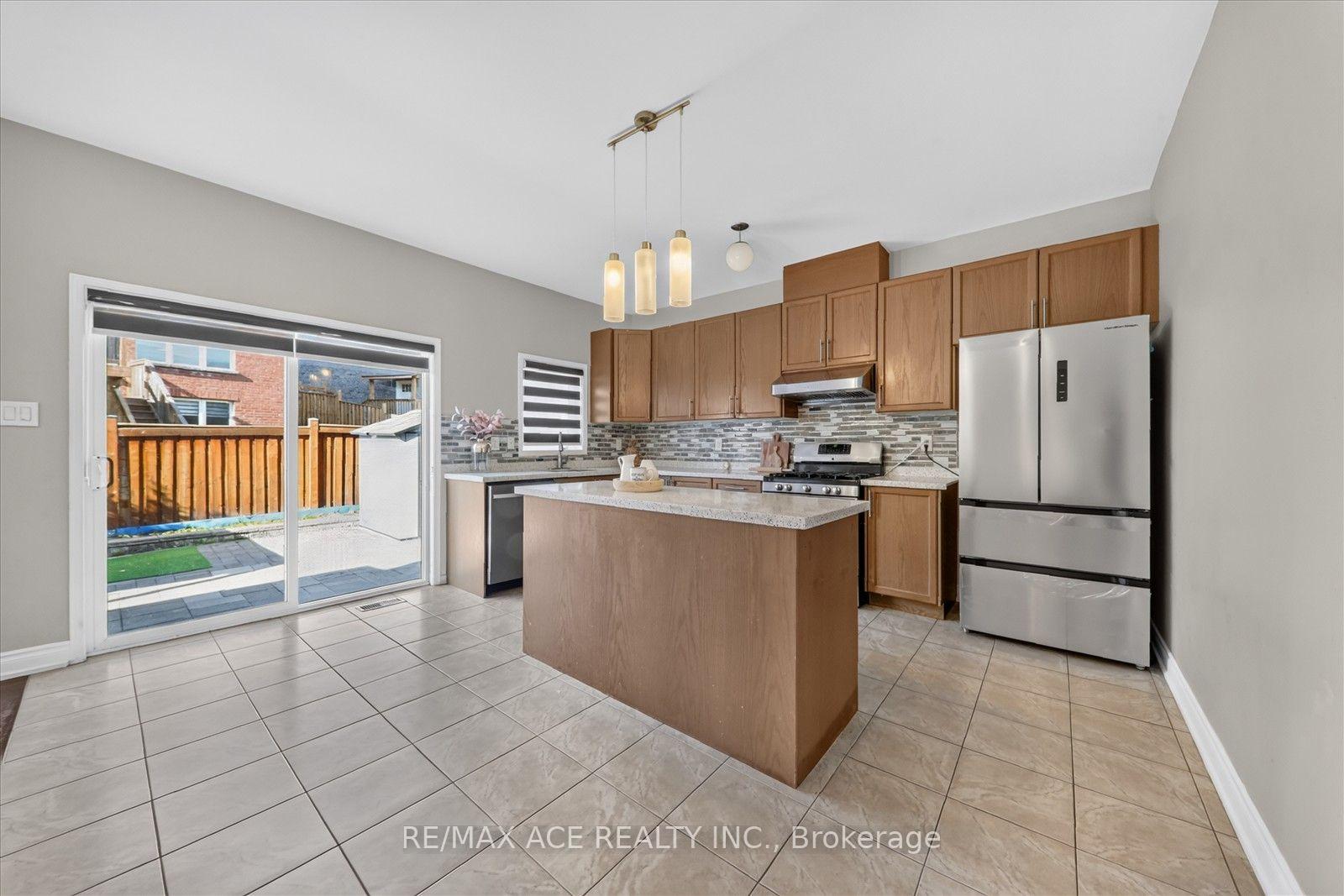 Photo 14 of 39 Skelton Crescent, Ajax, Central East — HOMEH