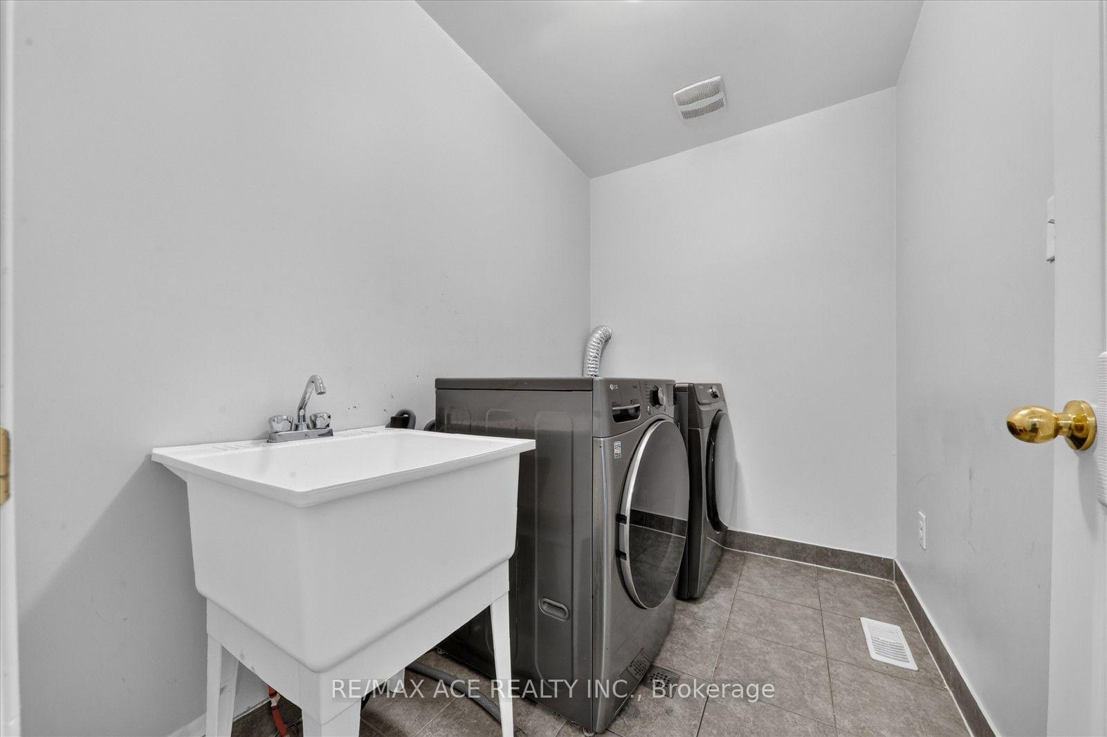 Photo 29 of 39 Skelton Crescent, Ajax, Central East — HOMEH