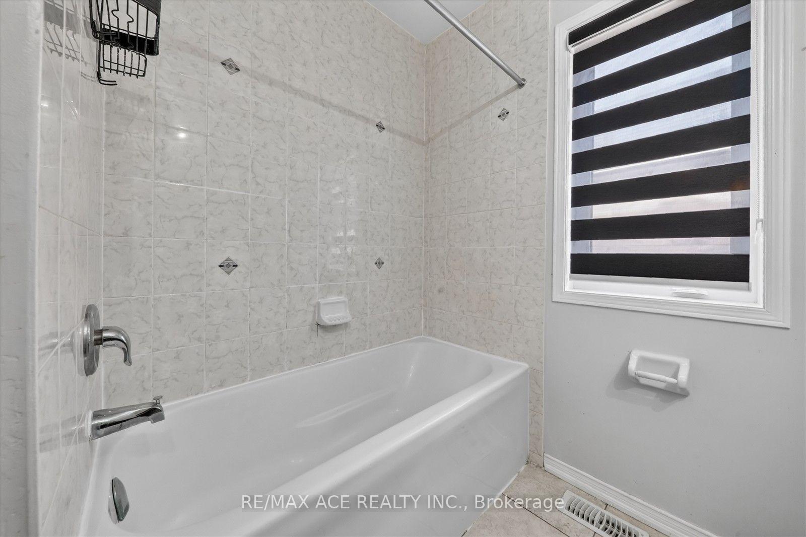 Photo 36 of 39 Skelton Crescent, Ajax, Central East — HOMEH