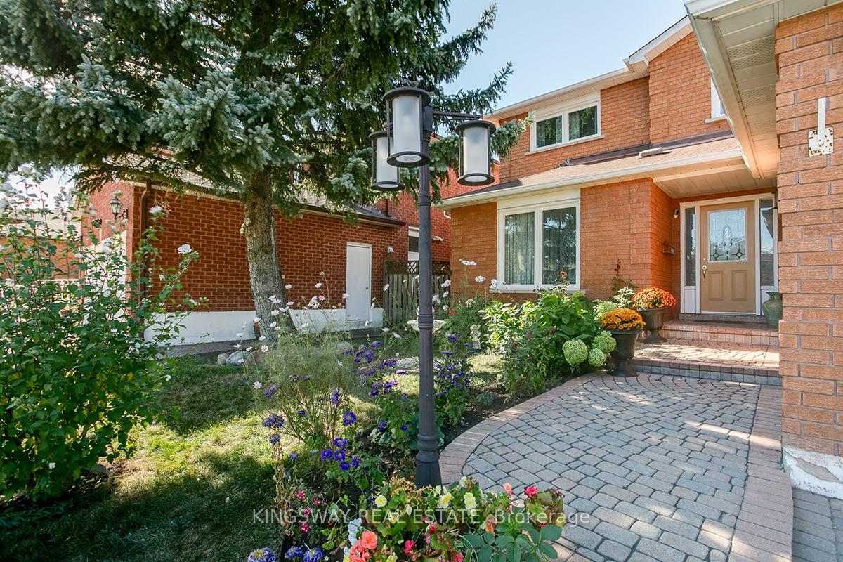 Photo 3 of 407 Glenashton Drive, Oakville, Wedgewood Creek — HOMEH