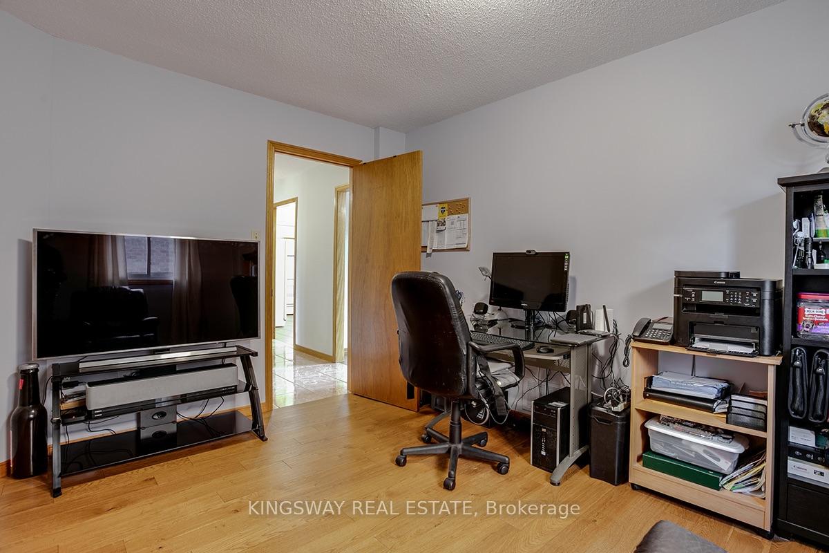 Photo 12 of 407 Glenashton Drive, Oakville, Wedgewood Creek — HOMEH