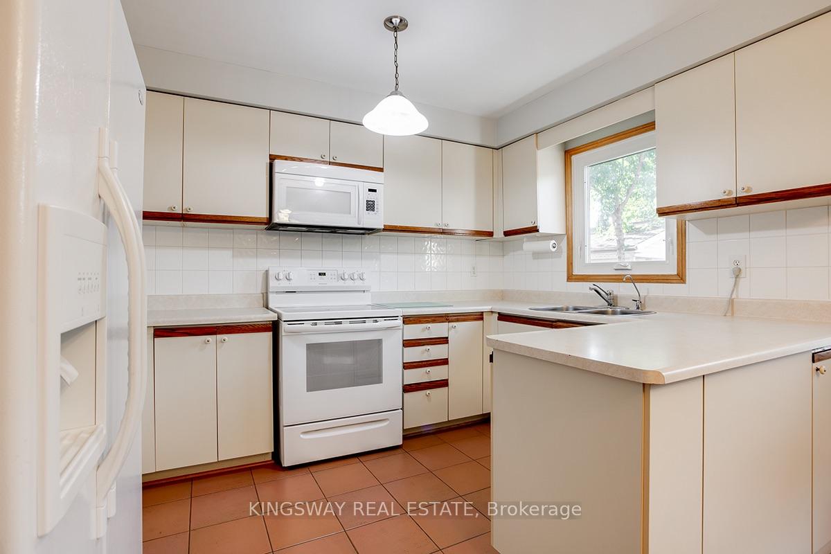 Photo 17 of 407 Glenashton Drive, Oakville, Wedgewood Creek — HOMEH
