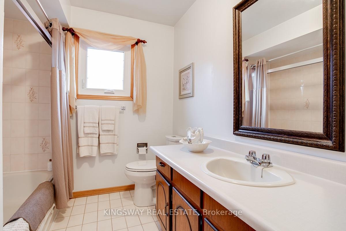 Photo 26 of 407 Glenashton Drive, Oakville, Wedgewood Creek — HOMEH