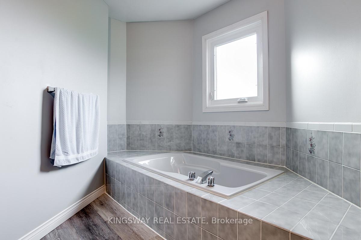 Photo 30 of 407 Glenashton Drive, Oakville, Wedgewood Creek — HOMEH