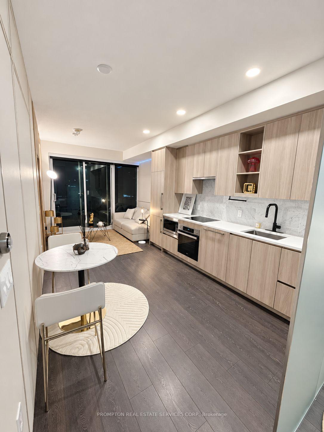 Photo 5 of Unit 907, 85 McMahon Drive, North York, Bayview Village — HOMEH