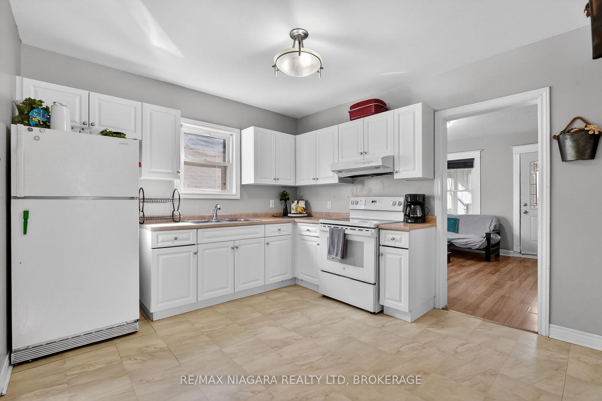 Photo 4 of 214 Niagara Street, St. Catharines, Facer — HOMEH