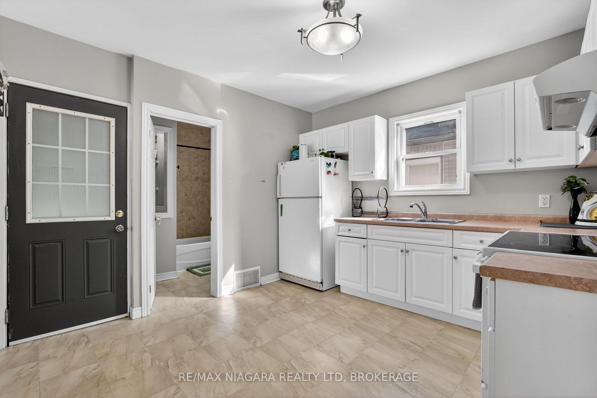 Photo 6 of 214 Niagara Street, St. Catharines, Facer — HOMEH