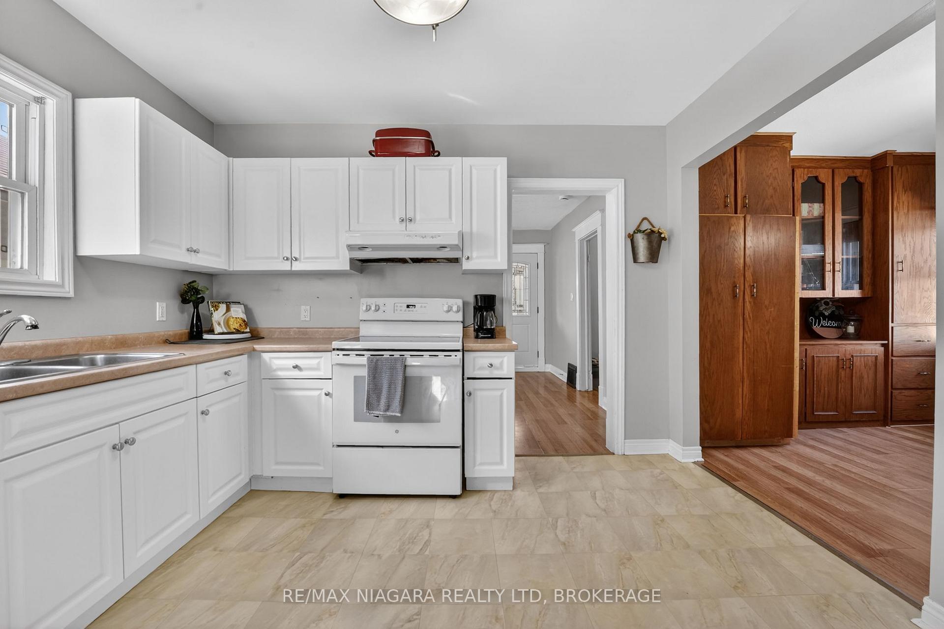 Photo 5 of 214 Niagara Street, St. Catharines, Facer — HOMEH