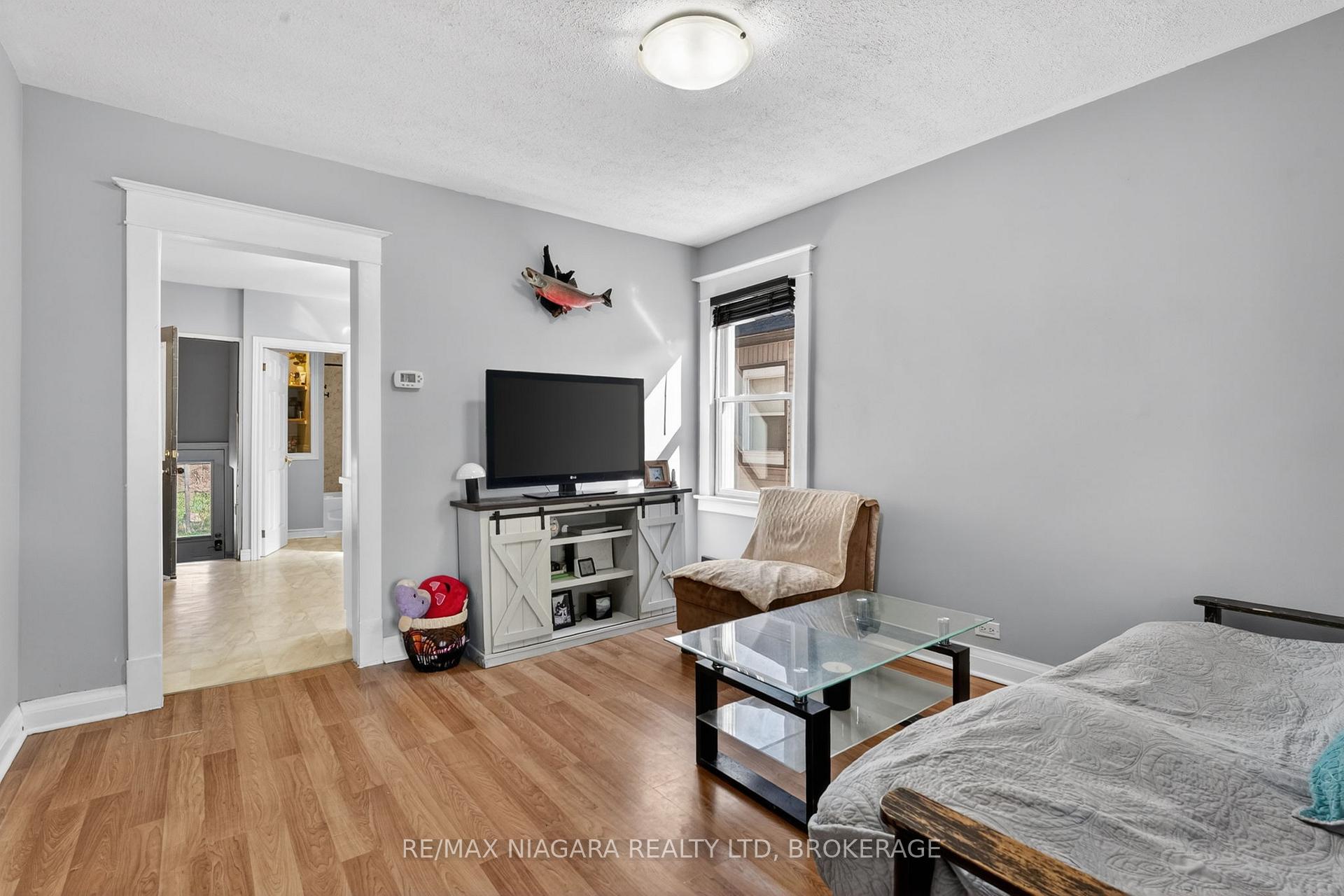 Photo 8 of 214 Niagara Street, St. Catharines, Facer — HOMEH