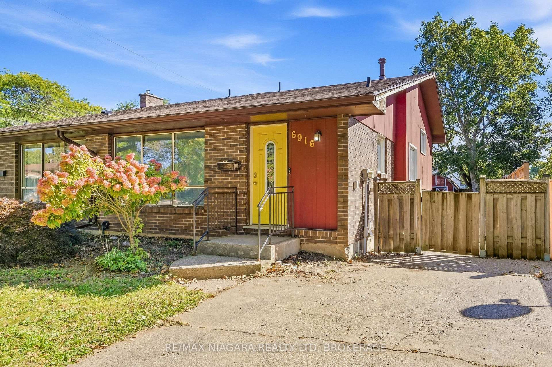 Photo 2 of 6916 Dolphin Street, Niagara Falls, Morrison — HOMEH