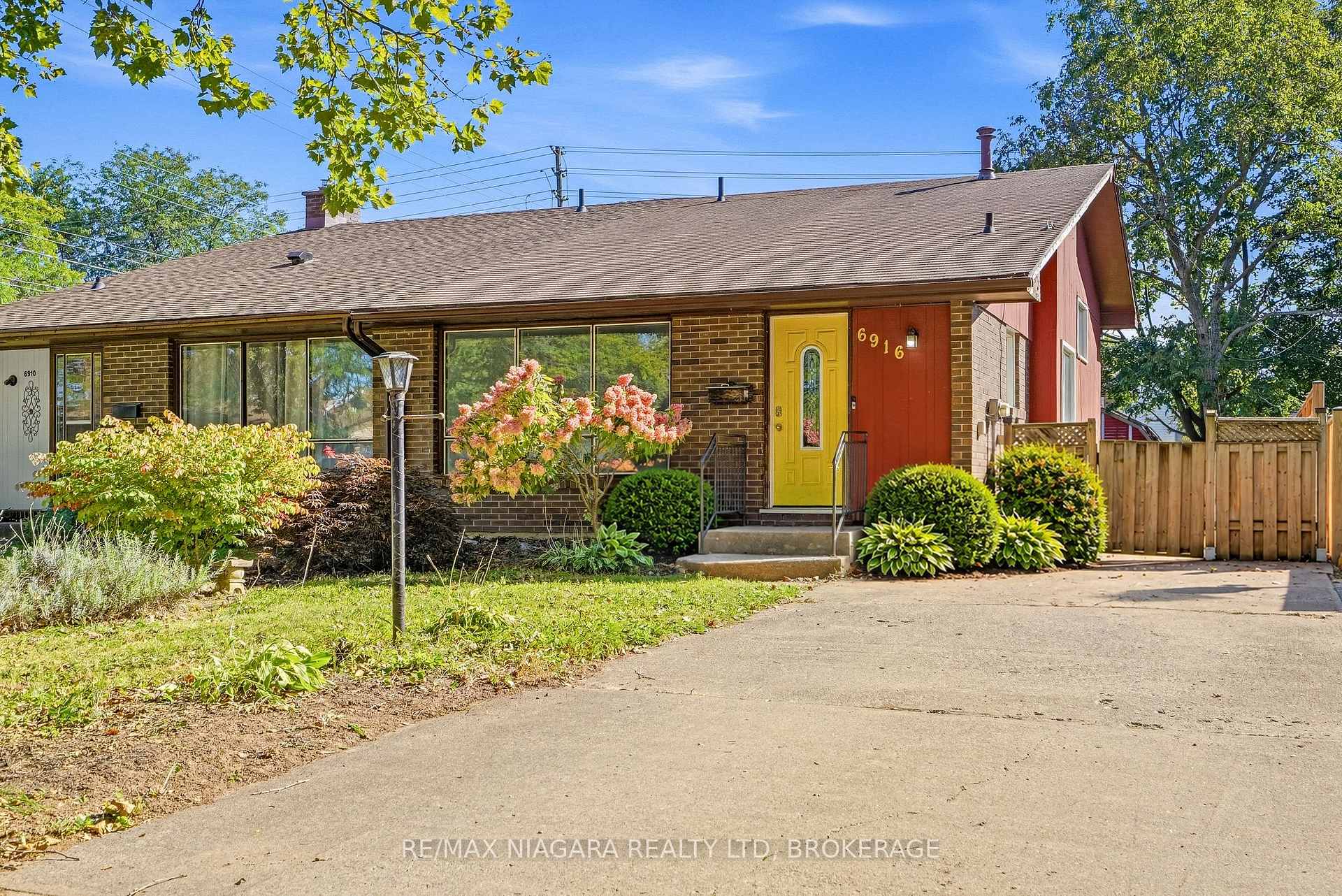 Photo 3 of 6916 Dolphin Street, Niagara Falls, Morrison — HOMEH