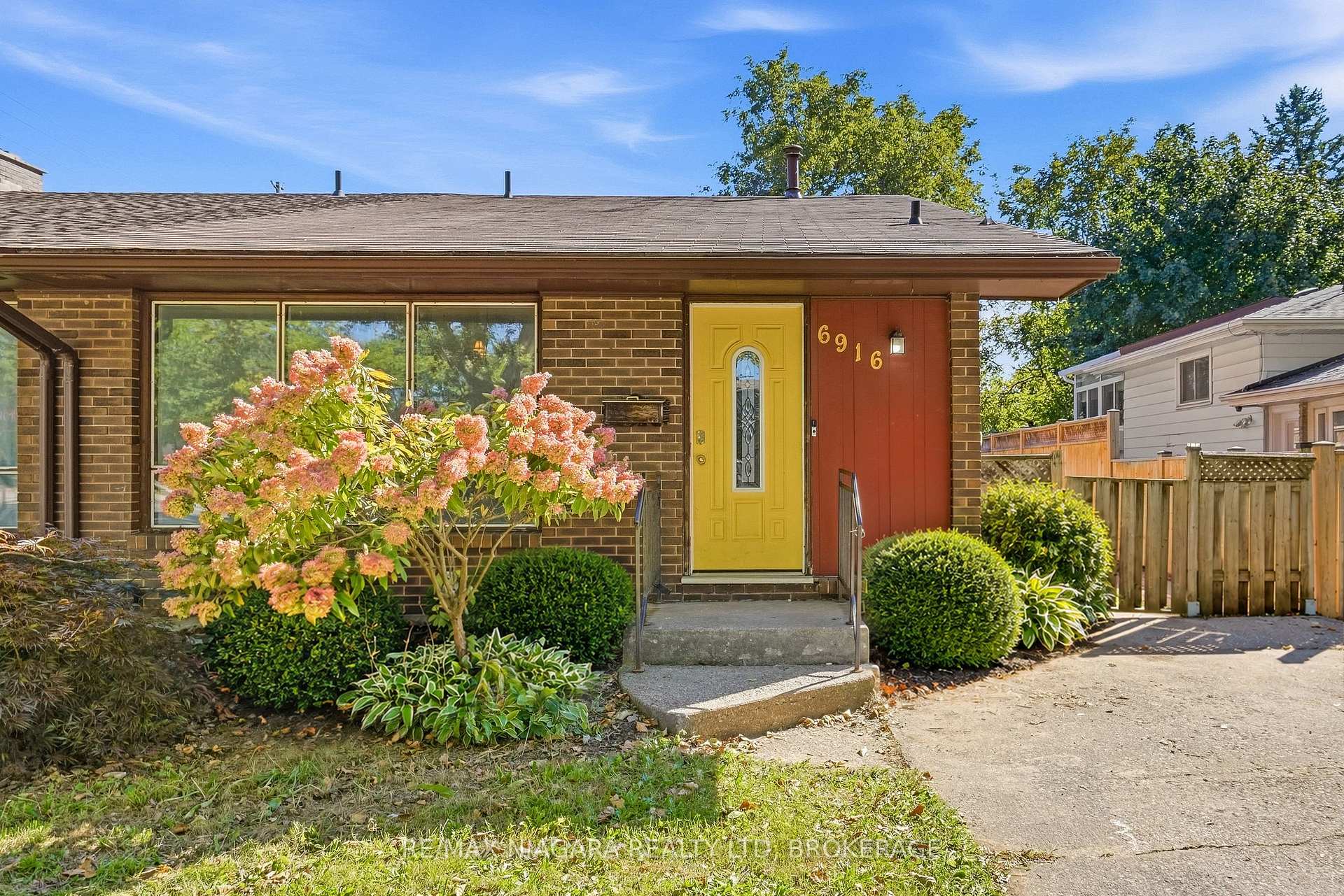 Photo 5 of 6916 Dolphin Street, Niagara Falls, Morrison — HOMEH