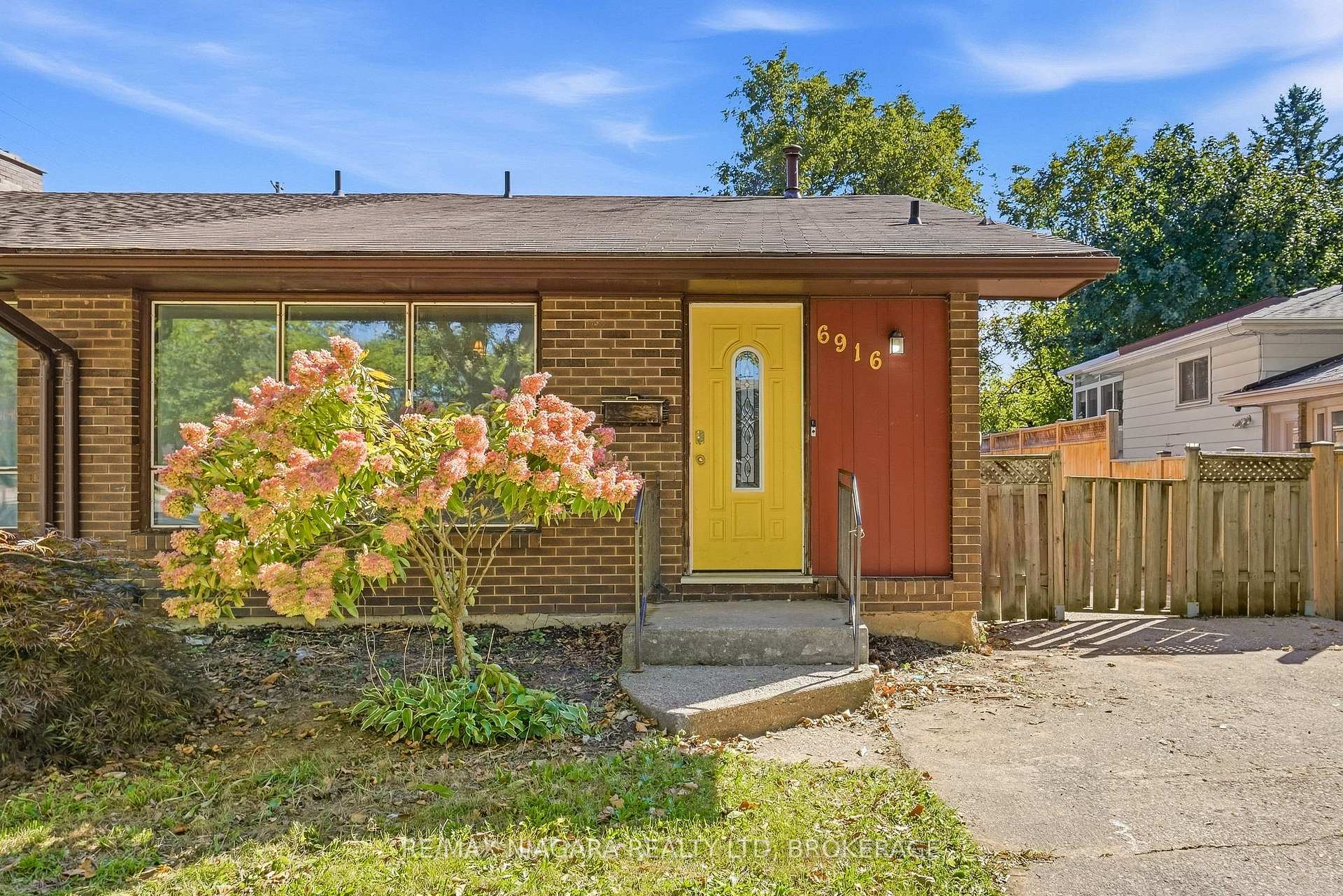 Photo 6 of 6916 Dolphin Street, Niagara Falls, Morrison — HOMEH