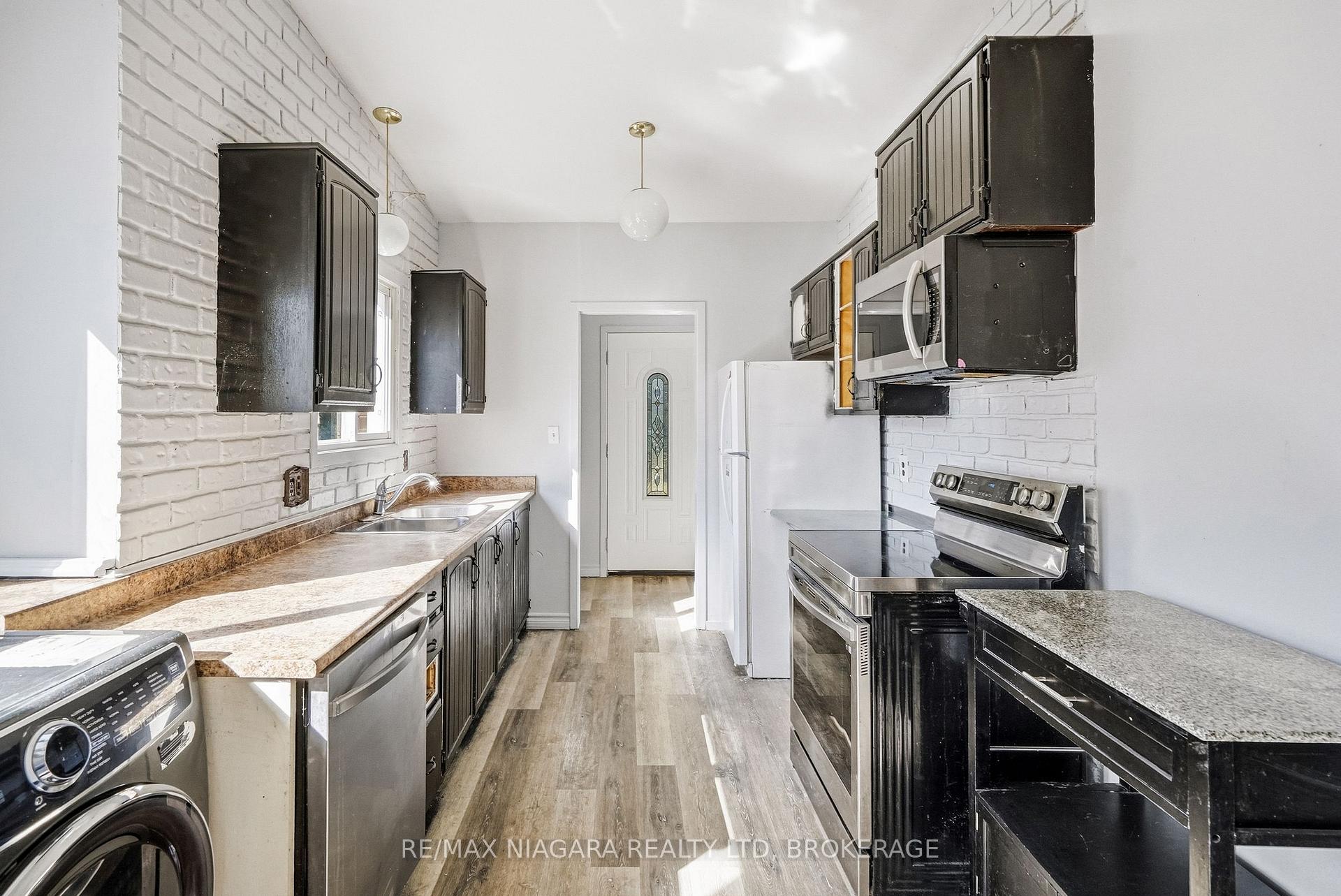 Photo 9 of 6916 Dolphin Street, Niagara Falls, Morrison — HOMEH