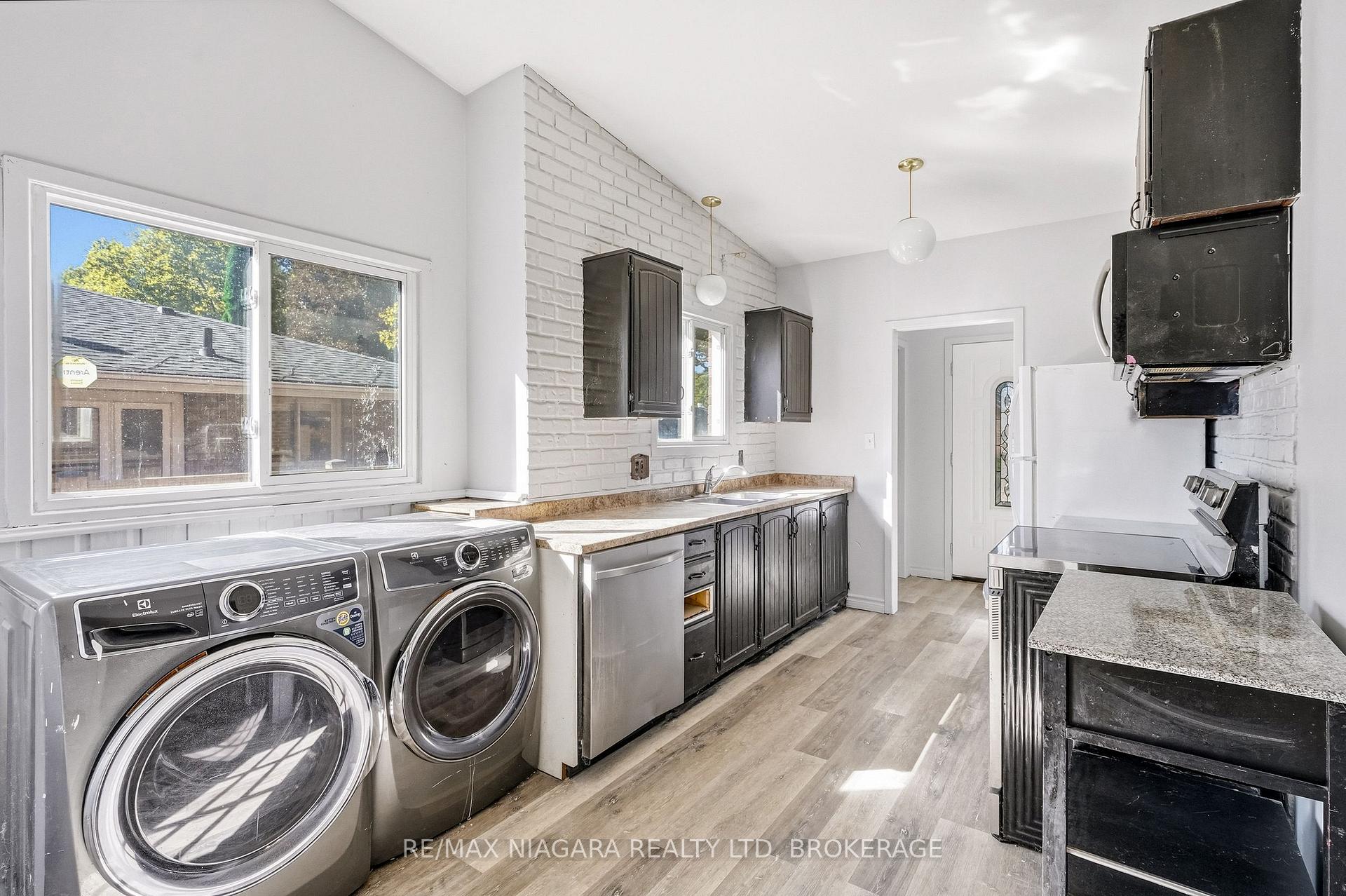 Photo 10 of 6916 Dolphin Street, Niagara Falls, Morrison — HOMEH