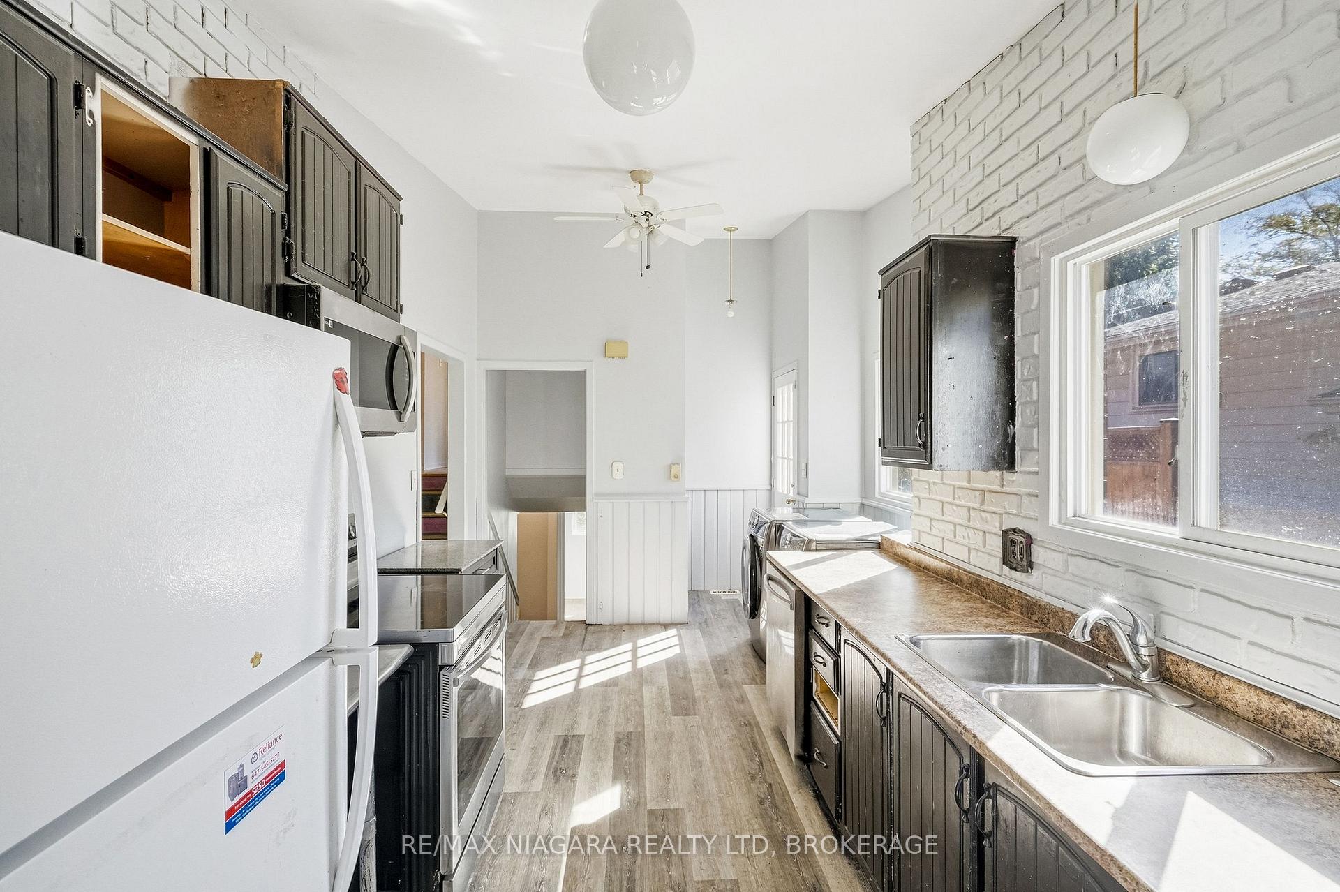 Photo 12 of 6916 Dolphin Street, Niagara Falls, Morrison — HOMEH
