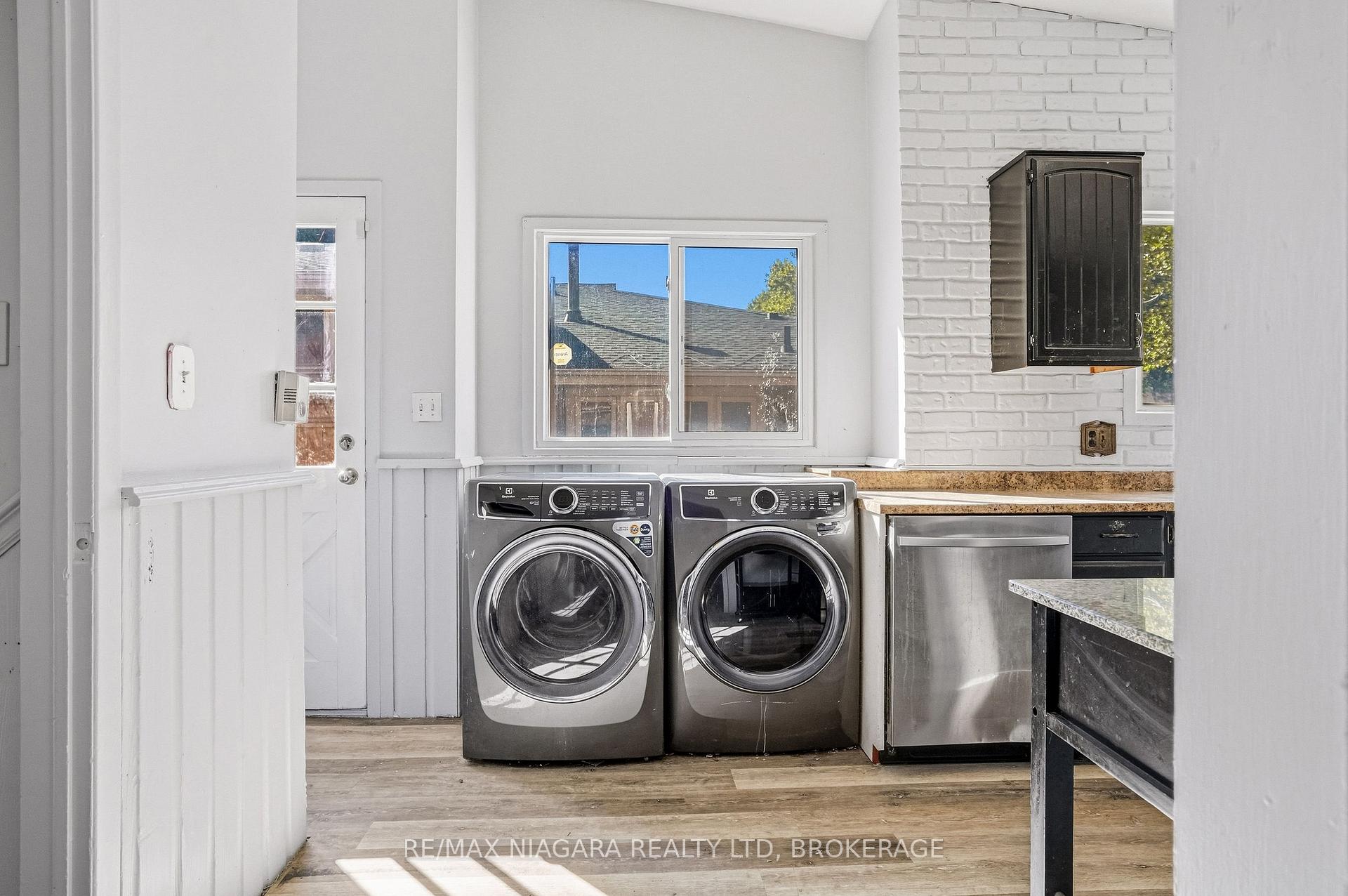 Photo 14 of 6916 Dolphin Street, Niagara Falls, Morrison — HOMEH