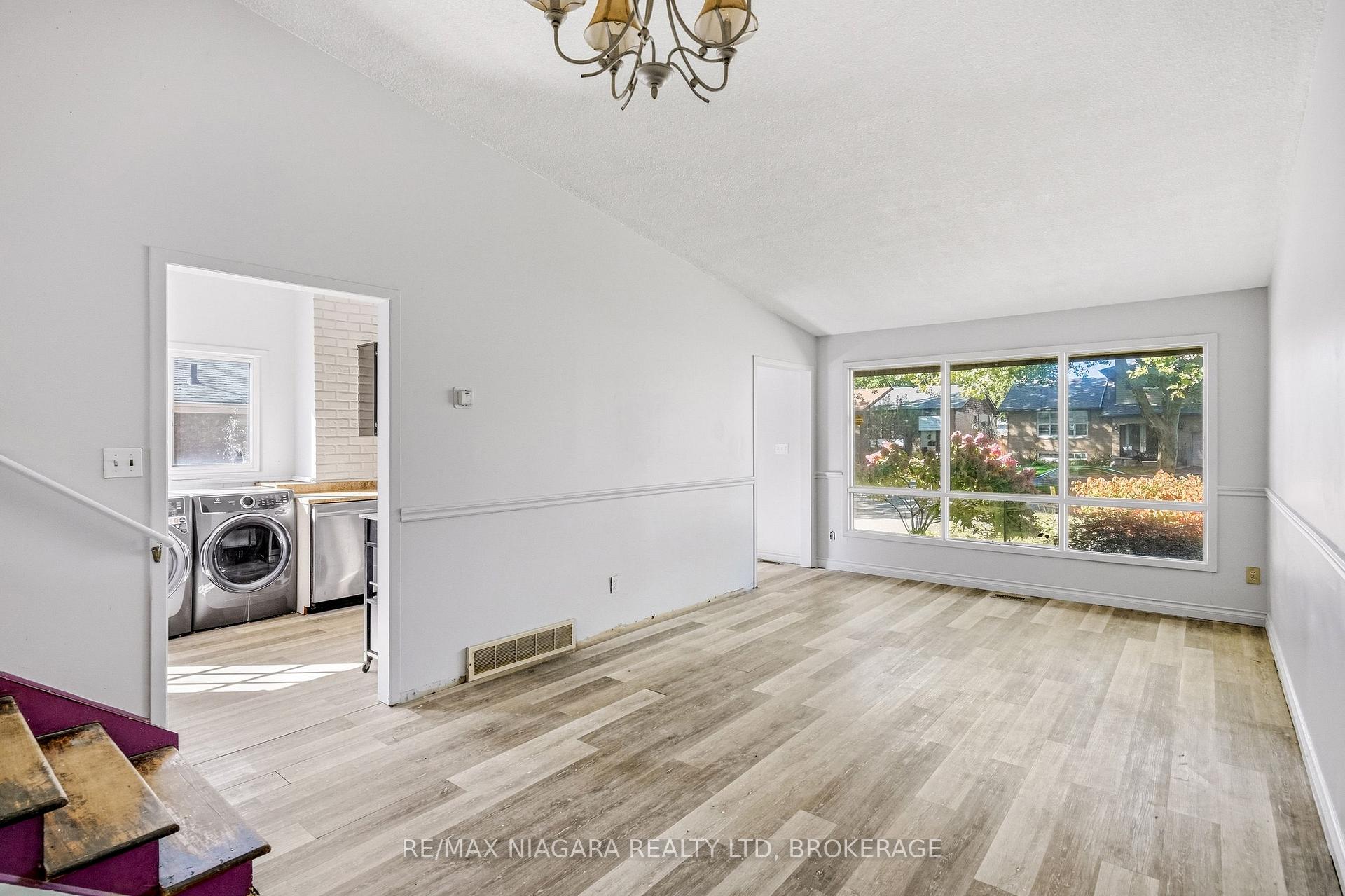 Photo 15 of 6916 Dolphin Street, Niagara Falls, Morrison — HOMEH