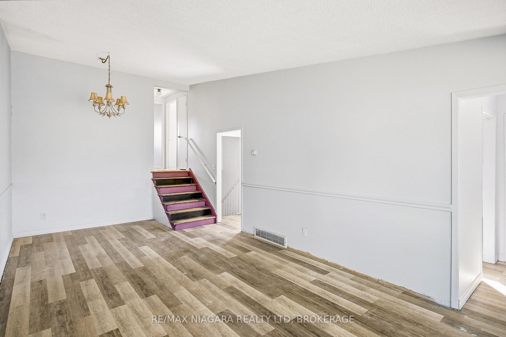 Photo 17 of 6916 Dolphin Street, Niagara Falls, Morrison — HOMEH