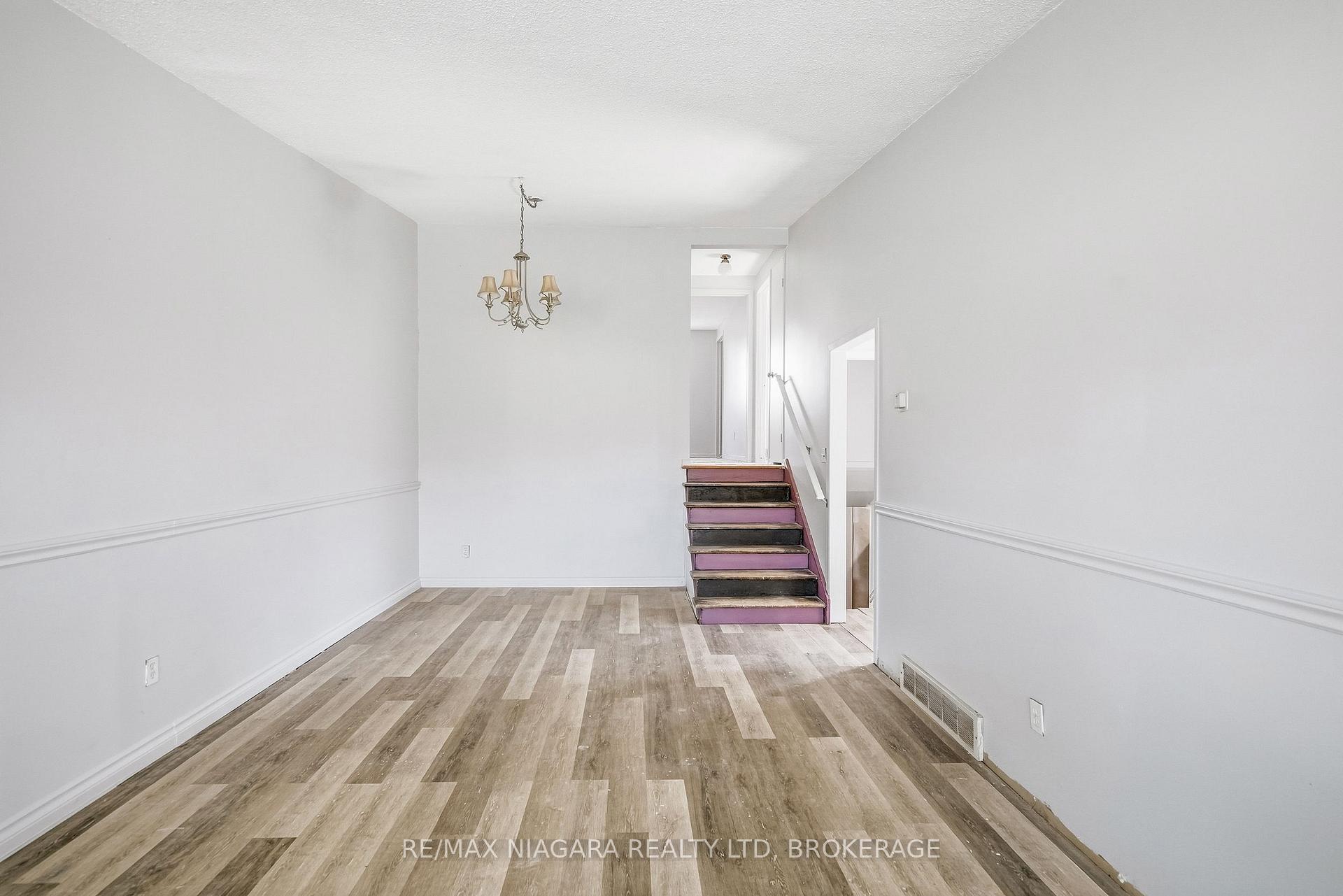 Photo 18 of 6916 Dolphin Street, Niagara Falls, Morrison — HOMEH