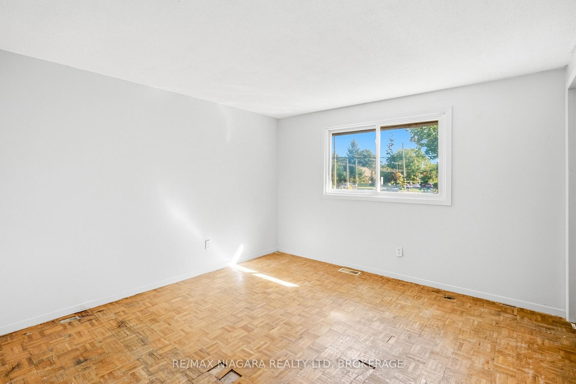 Photo 19 of 6916 Dolphin Street, Niagara Falls, Morrison — HOMEH