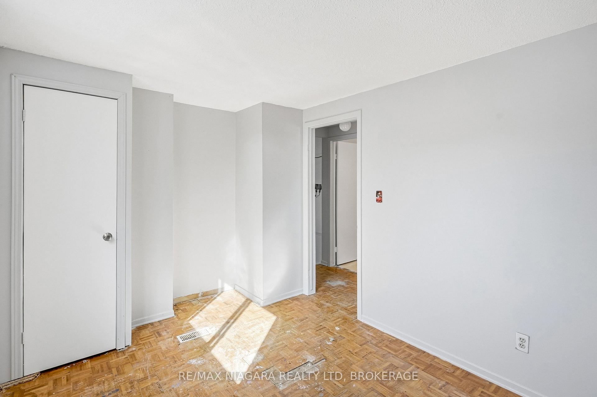 Photo 21 of 6916 Dolphin Street, Niagara Falls, Morrison — HOMEH