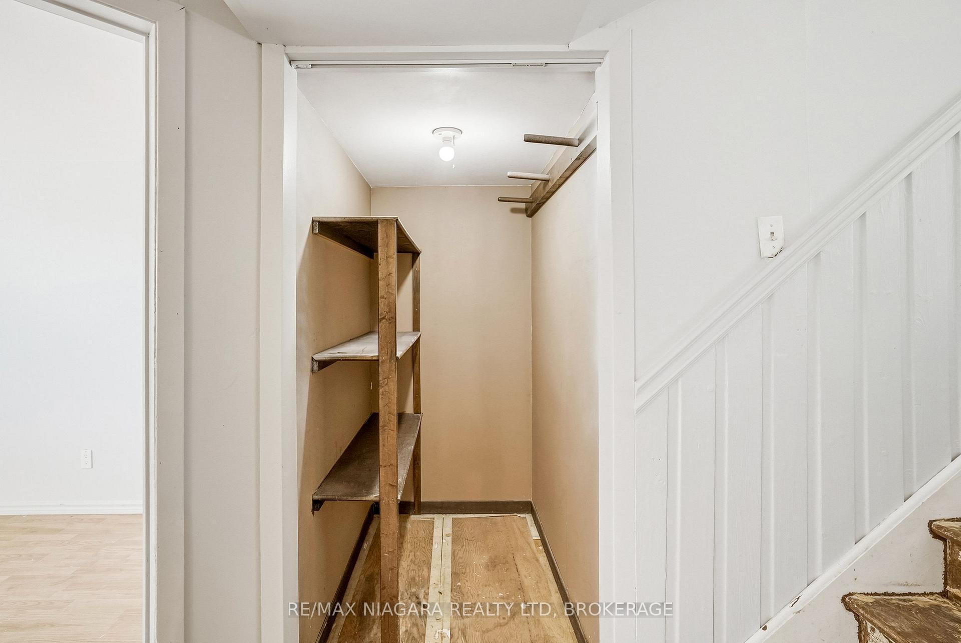 Photo 23 of 6916 Dolphin Street, Niagara Falls, Morrison — HOMEH