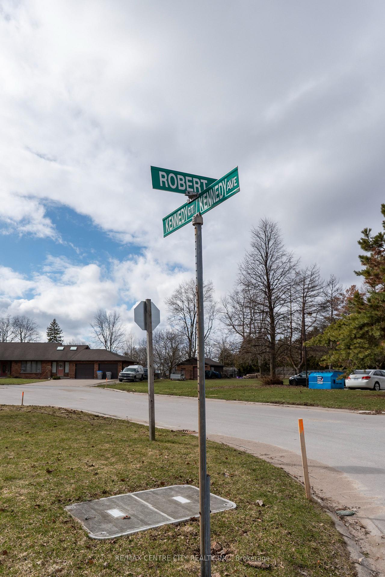 Photo 4 of 2 Kennedy Court, Middlesex Centre, Ilderton — HOMEH