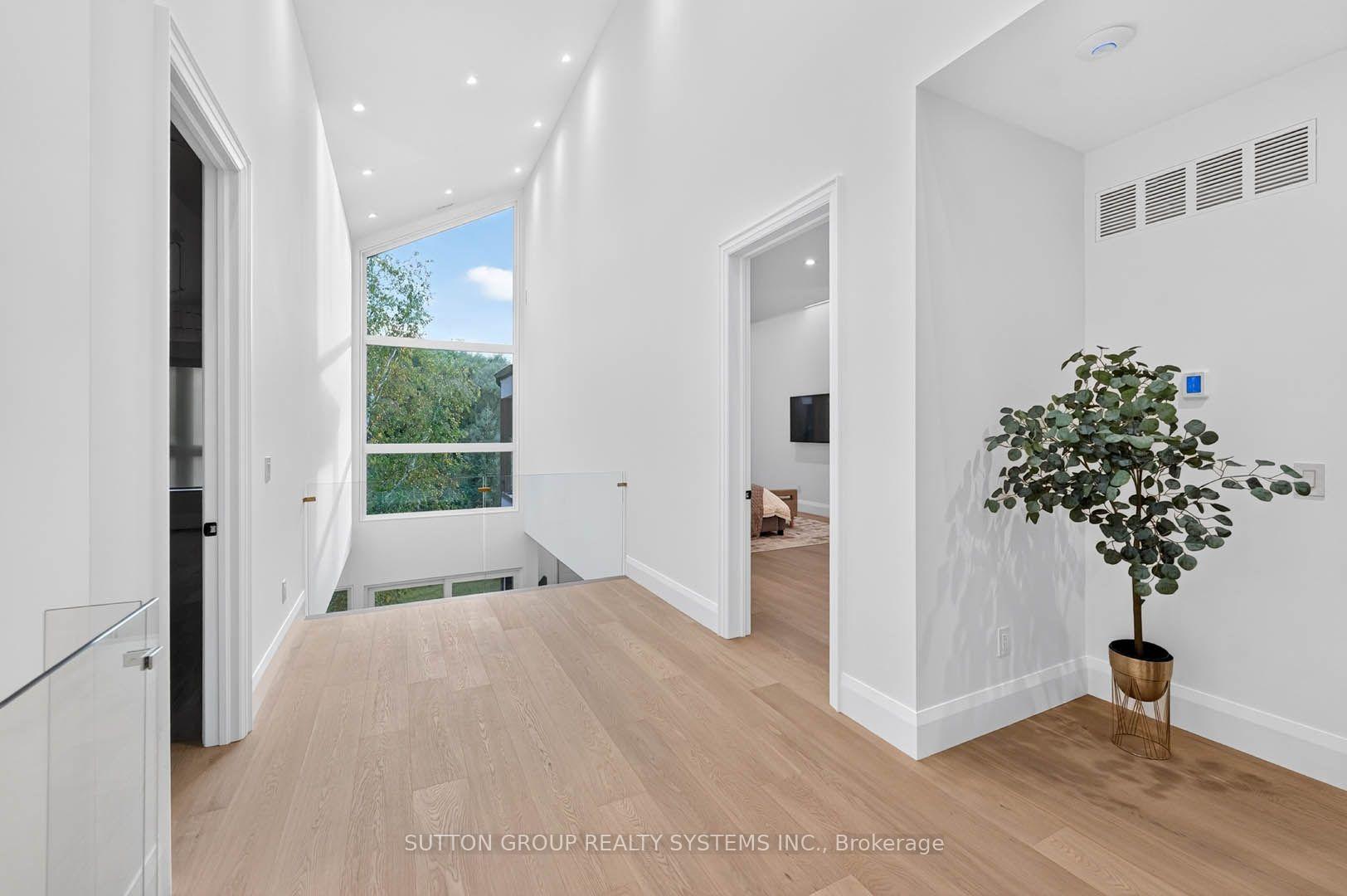 Photo 15 of 272 Renforth Drive, Etobicoke, Markland Wood — HOMEH
