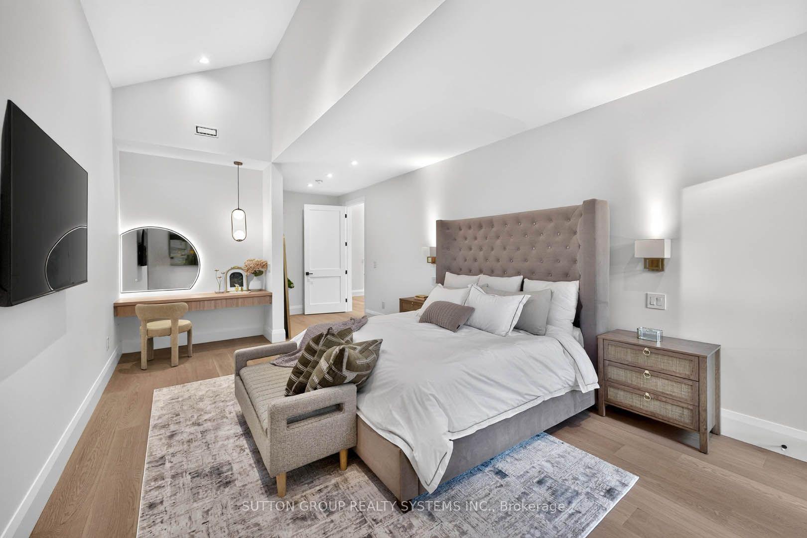 Photo 20 of 272 Renforth Drive, Etobicoke, Markland Wood — HOMEH