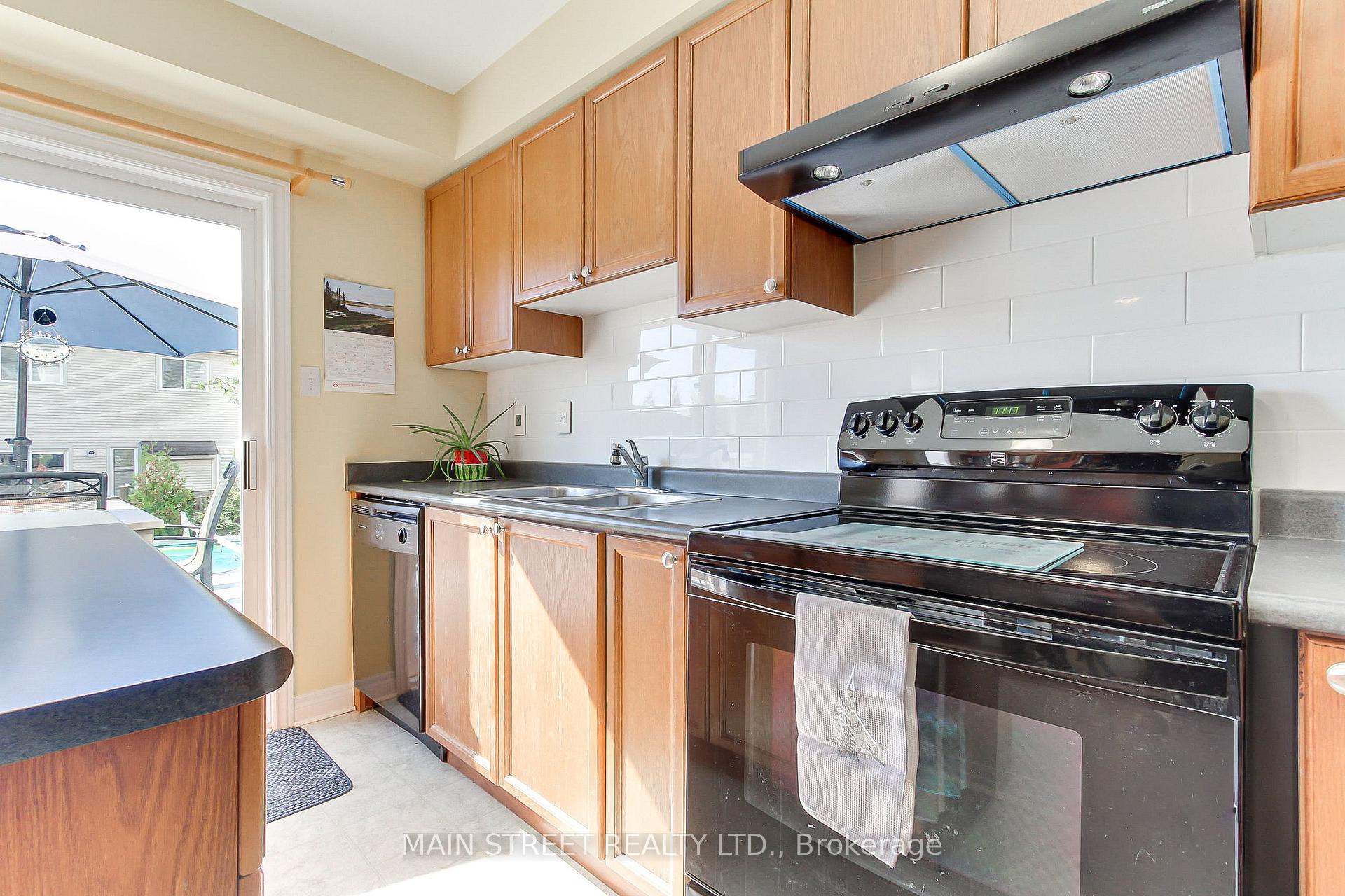 Photo 15 of 65 Ian Drive, Georgina, Keswick South — HOMEH