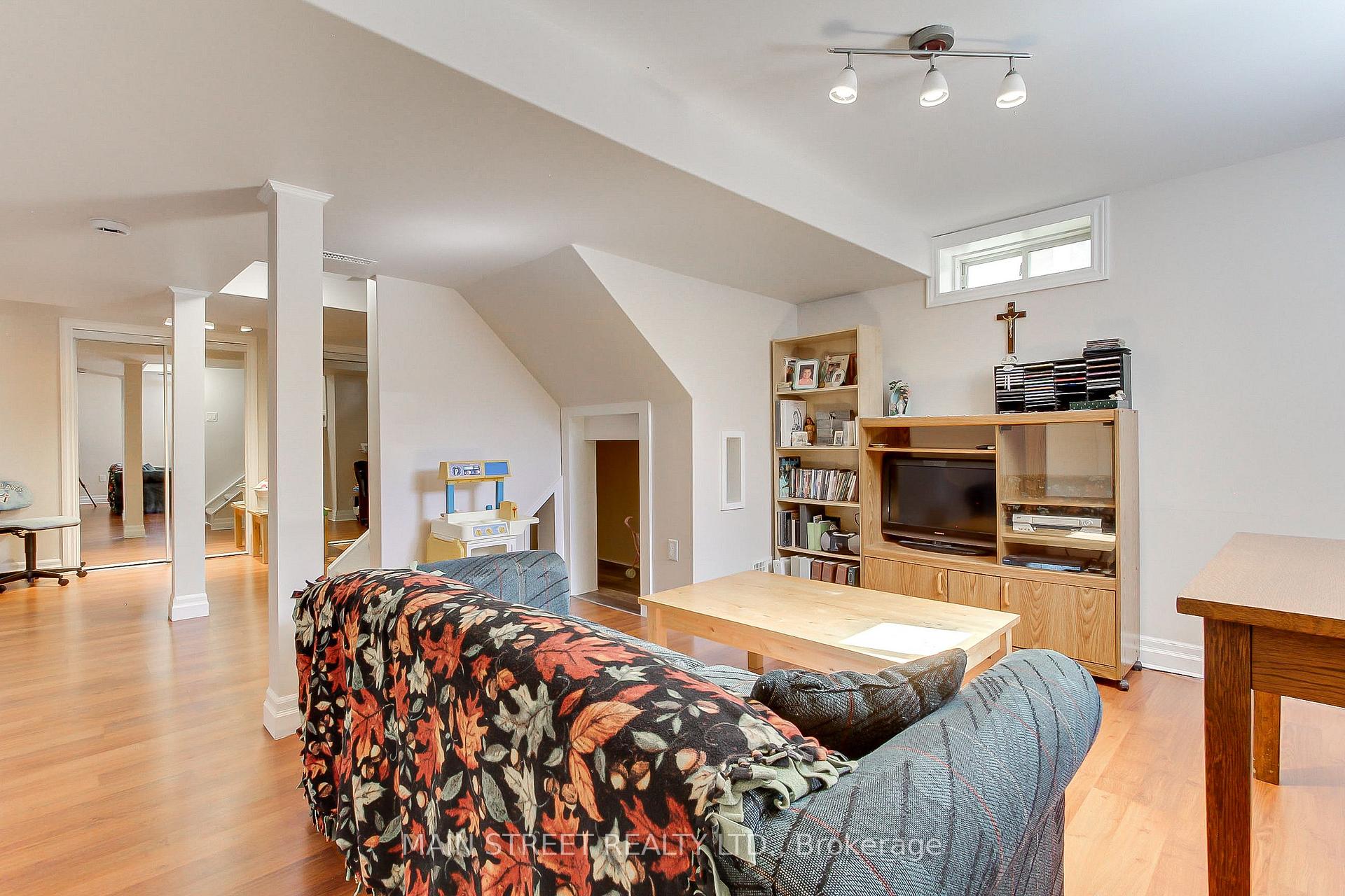 Photo 35 of 65 Ian Drive, Georgina, Keswick South — HOMEH