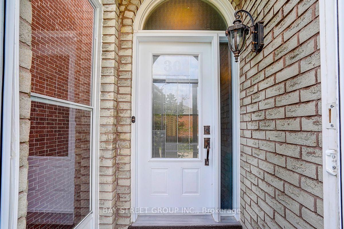 Photo 2 of 304 Charlton Avenue, Vaughan, Brownridge — HOMEH
