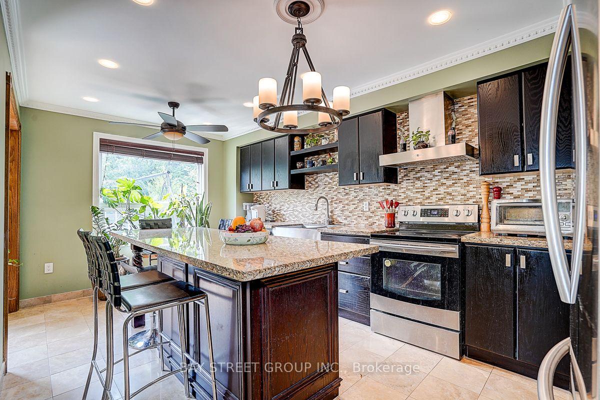 Photo 4 of 304 Charlton Avenue, Vaughan, Brownridge — HOMEH