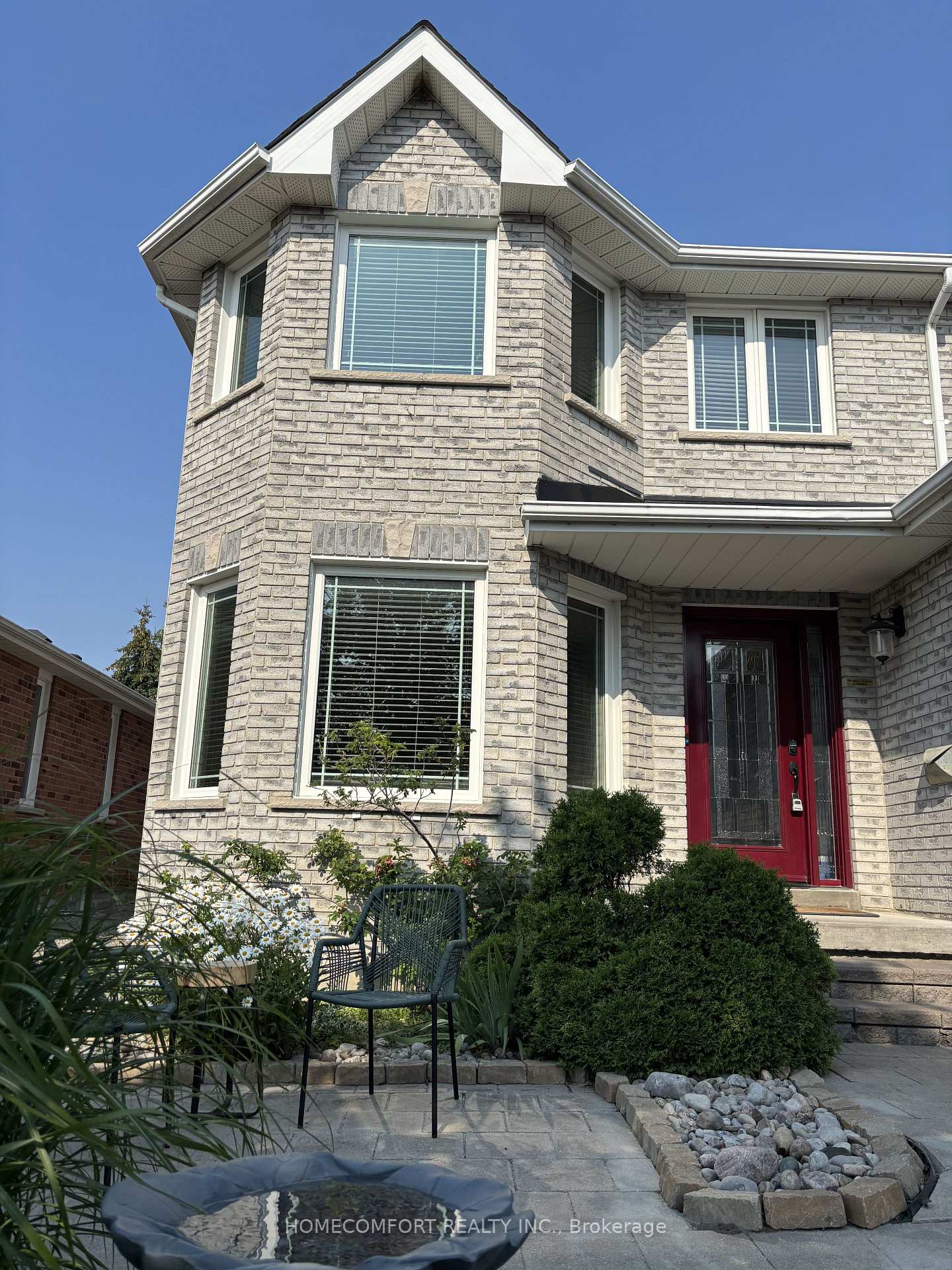 Photo 3 of 68 Grace Crescent, Barrie, Painswick South — HOMEH