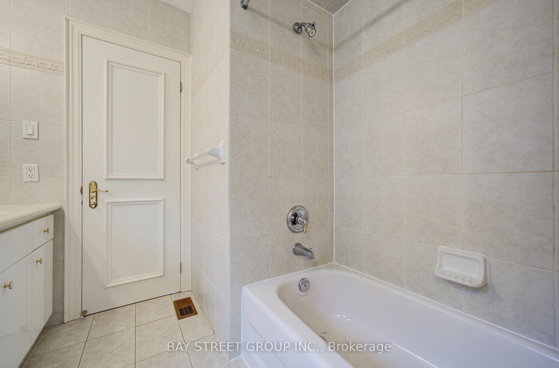 Photo 23 of 58 Bowan Court, North York, Bayview Woods-Steeles — HOMEH